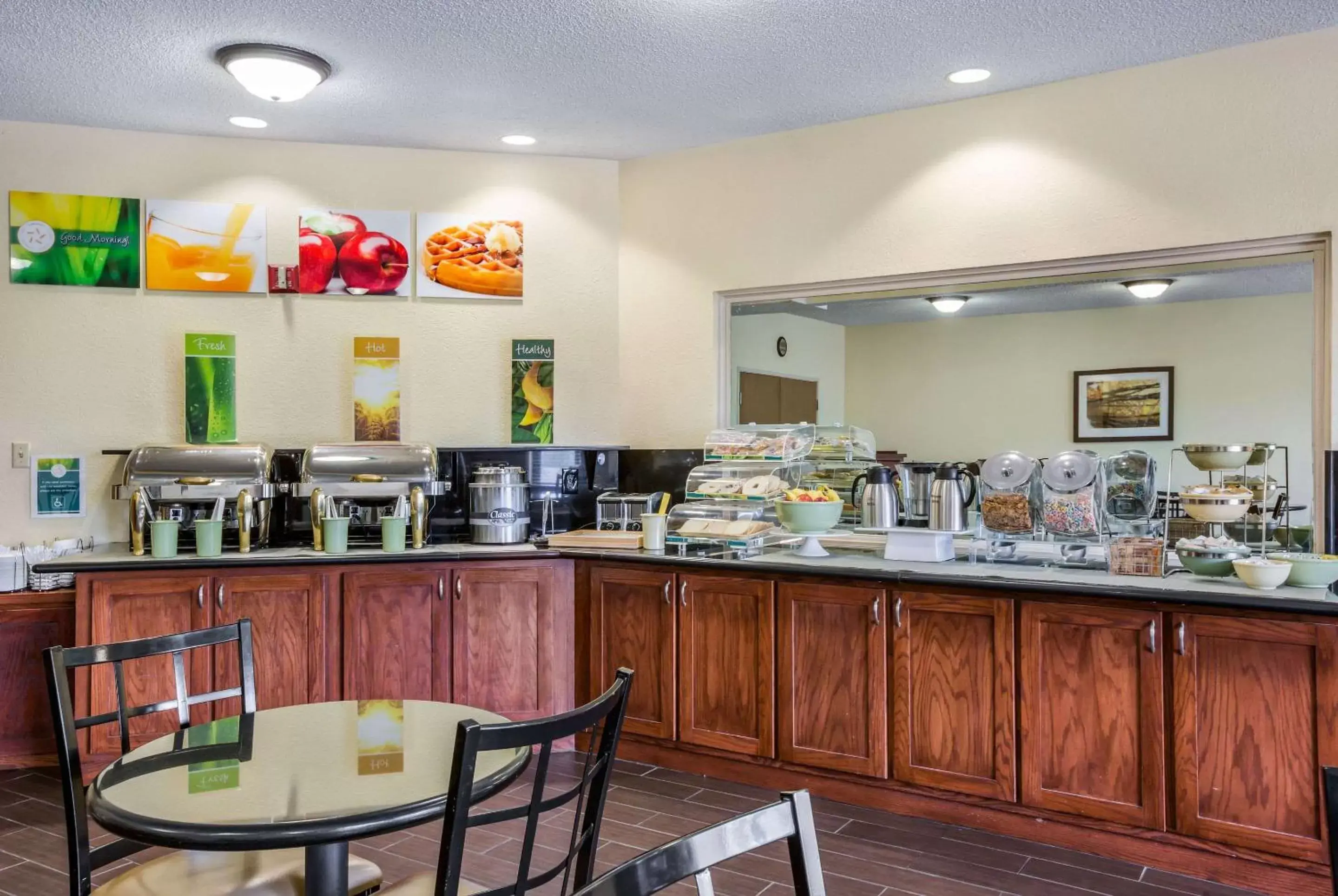 Restaurant/Places to Eat in Quality Inn & Suites Lawrence - University Area