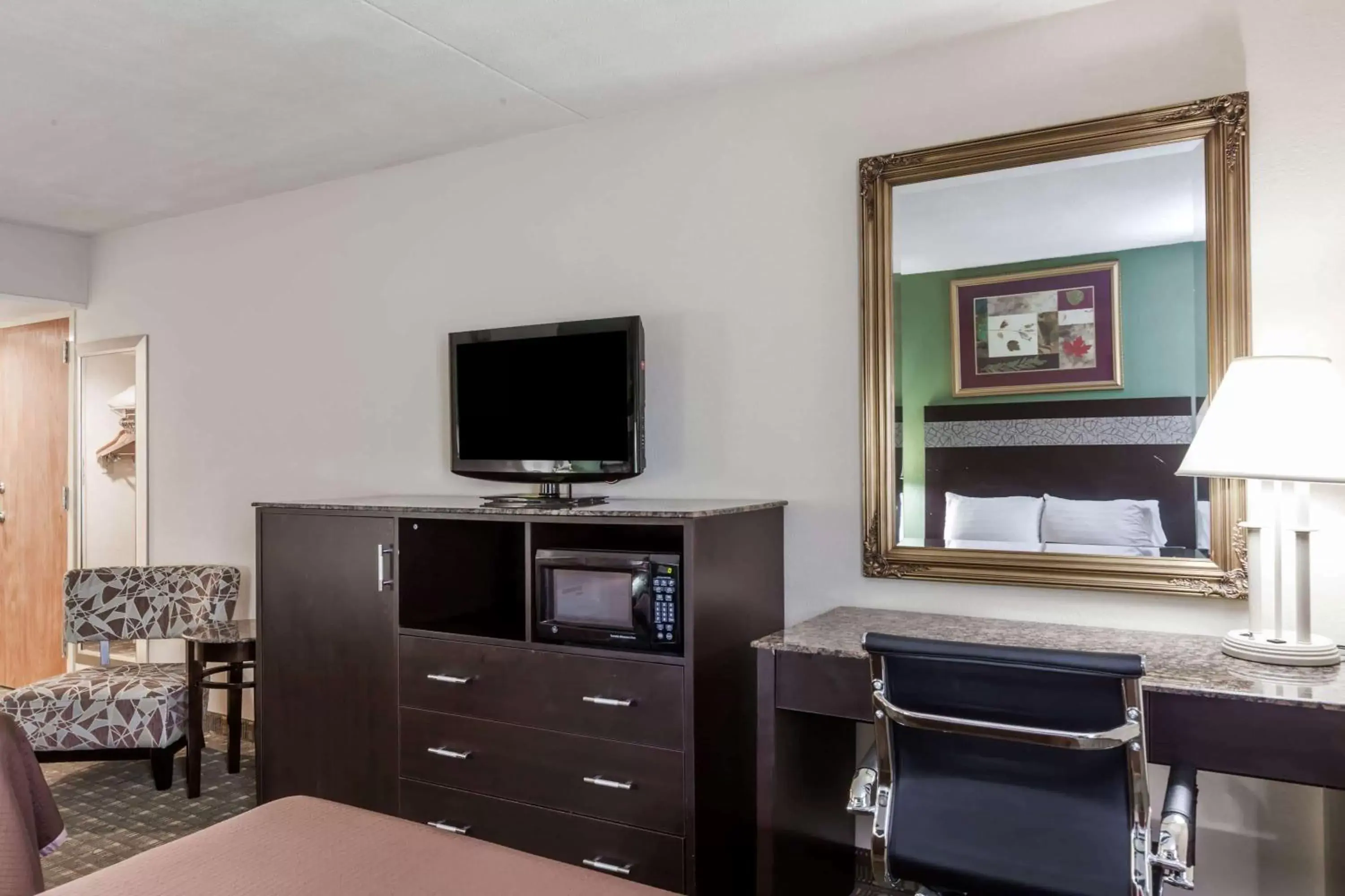 Photo of the whole room, TV/Entertainment Center in Howard Johnson by Wyndham Newark Airport