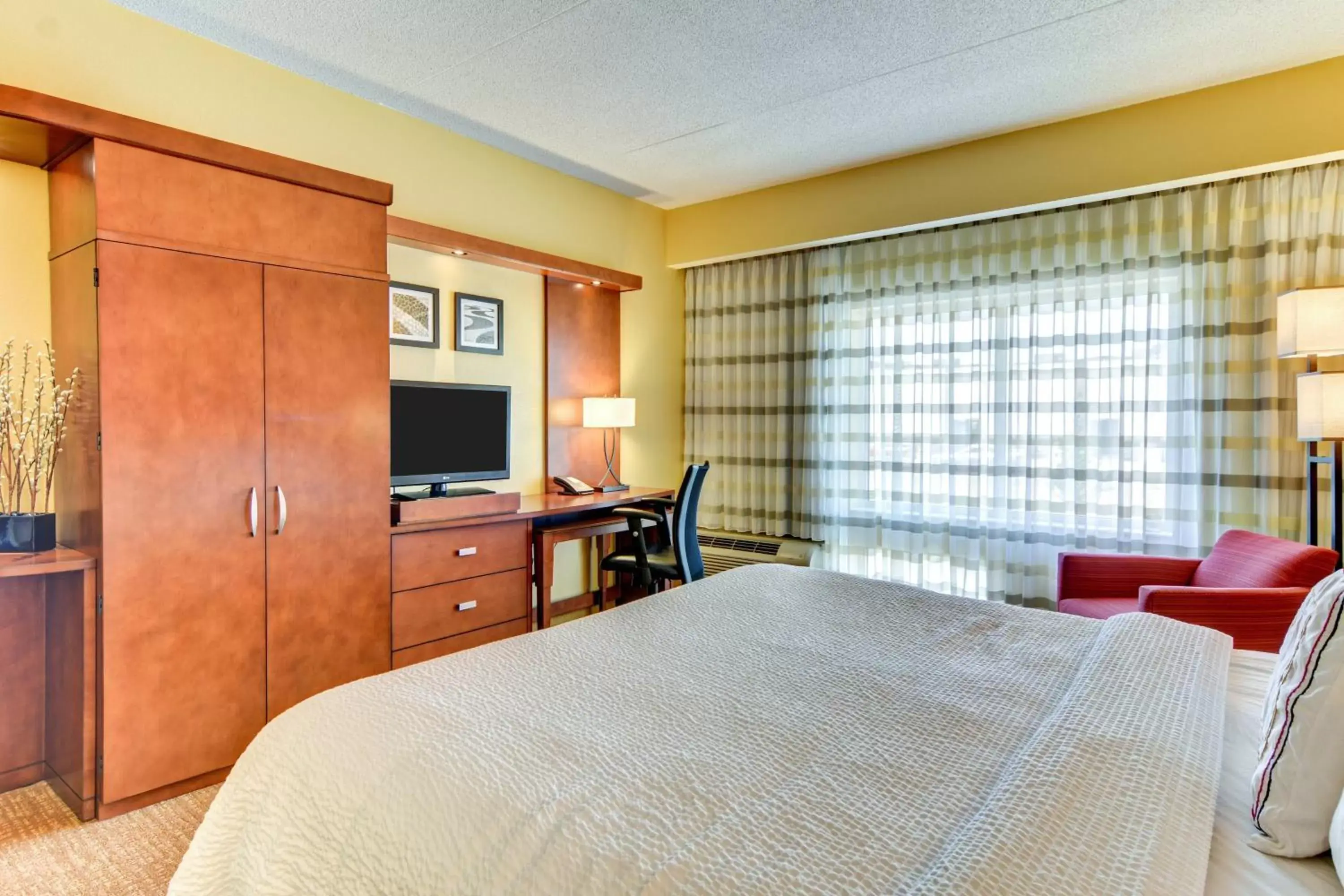 Photo of the whole room, Bed in Courtyard by Marriott Bridgeport Clarksburg