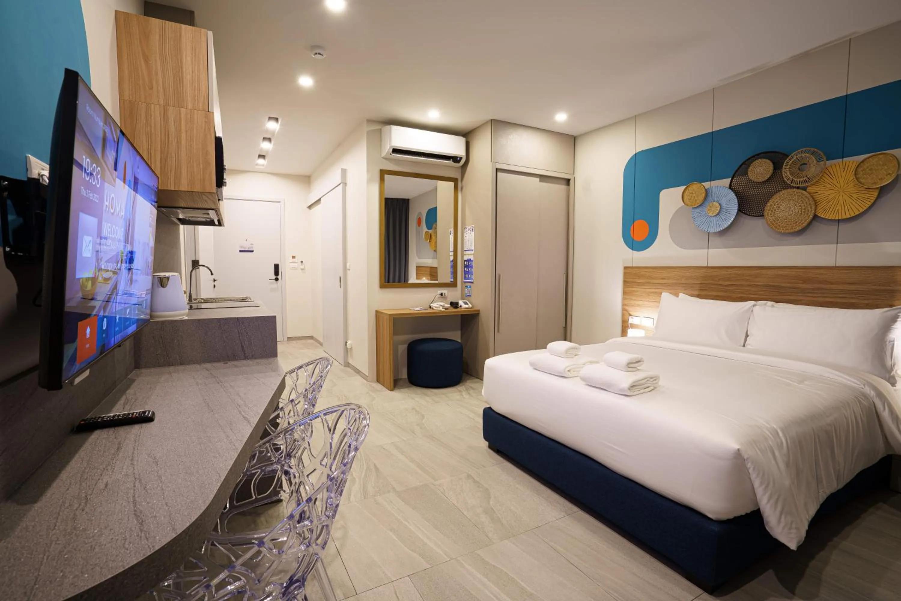 Photo of the whole room, Bed in HOMA Phuket Town