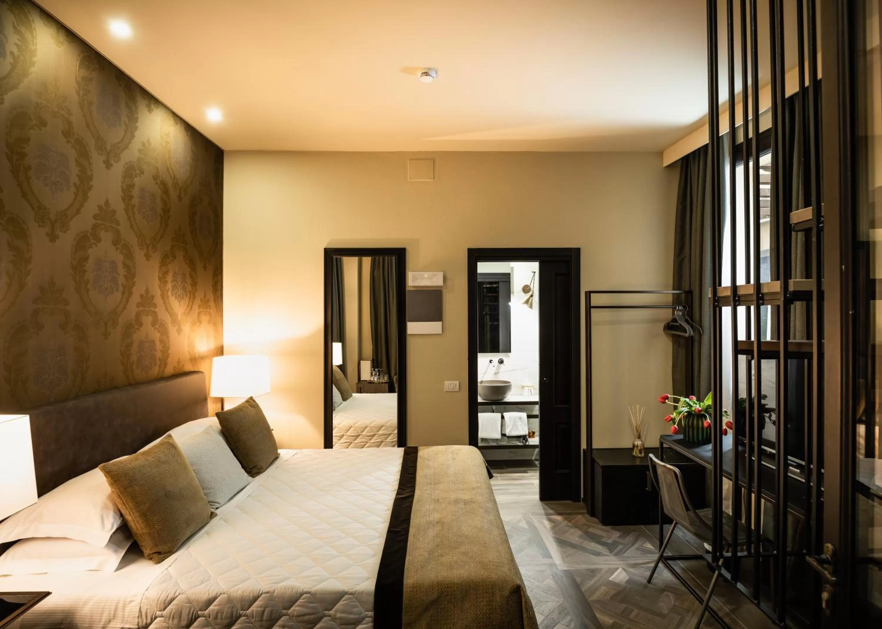 Photo of the whole room, Bed in Corte Guelfa