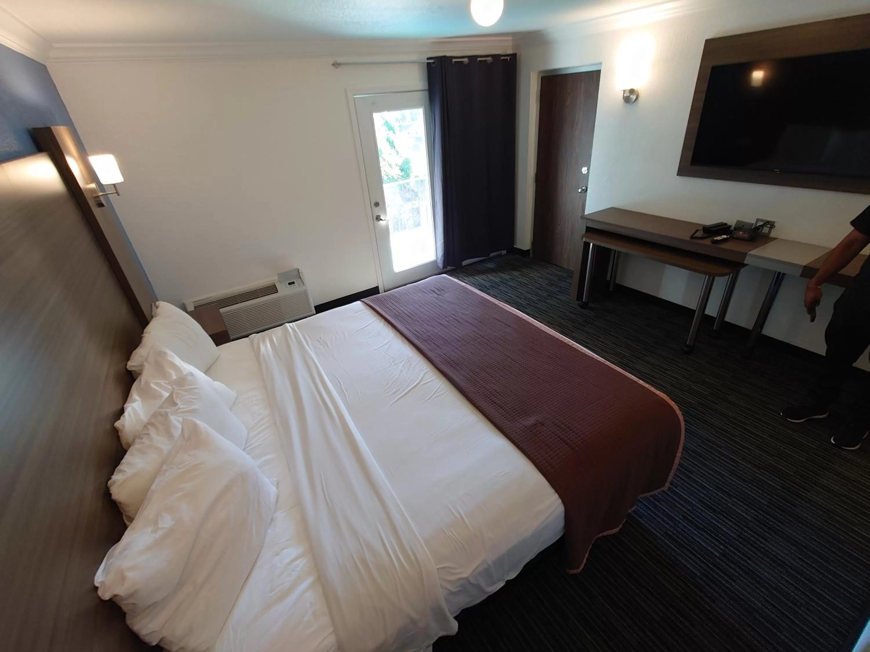 Bed in Reagan Resorts Inn