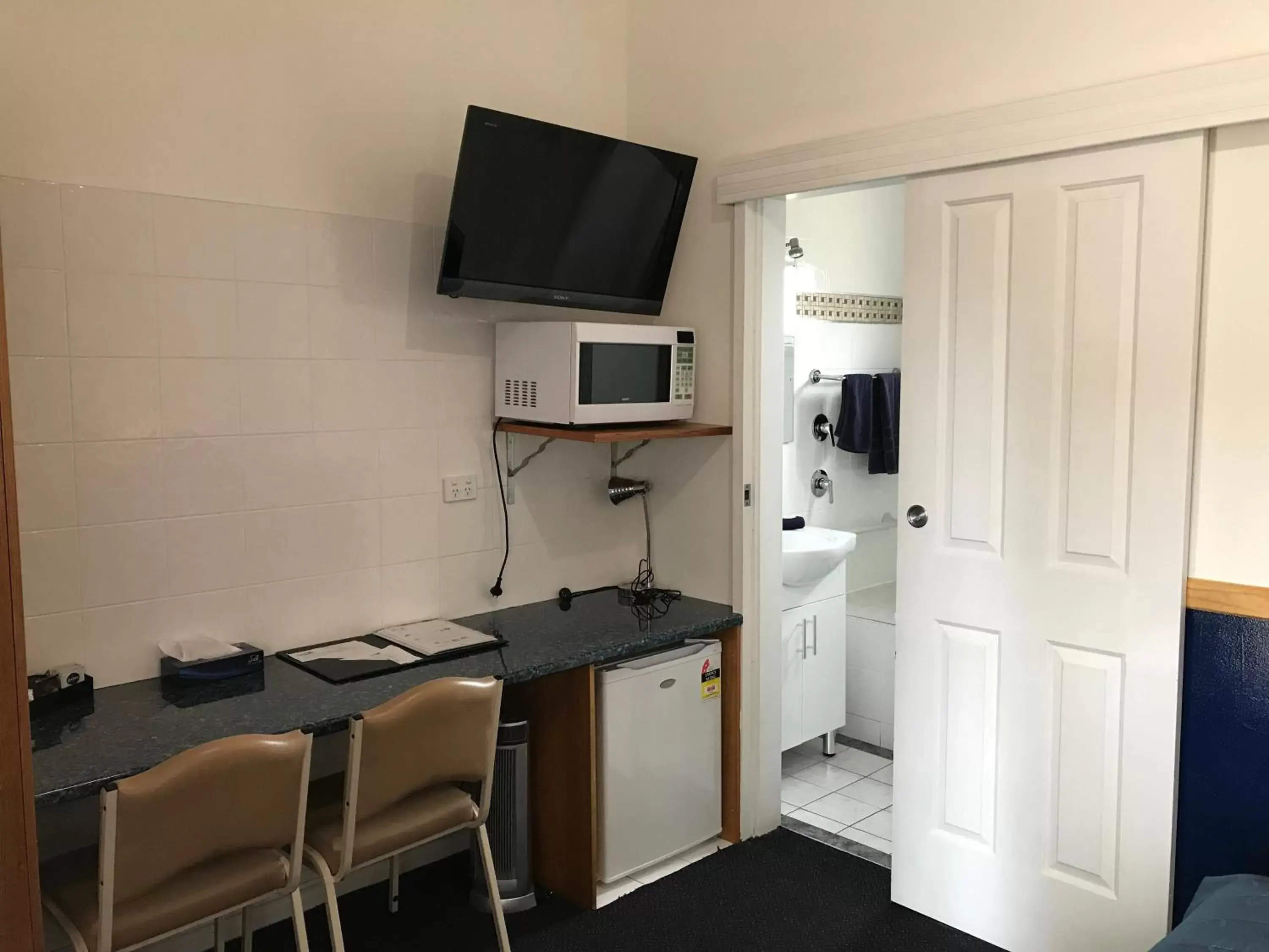 Bathroom, Kitchen/Kitchenette in The Lodge Outback Motel