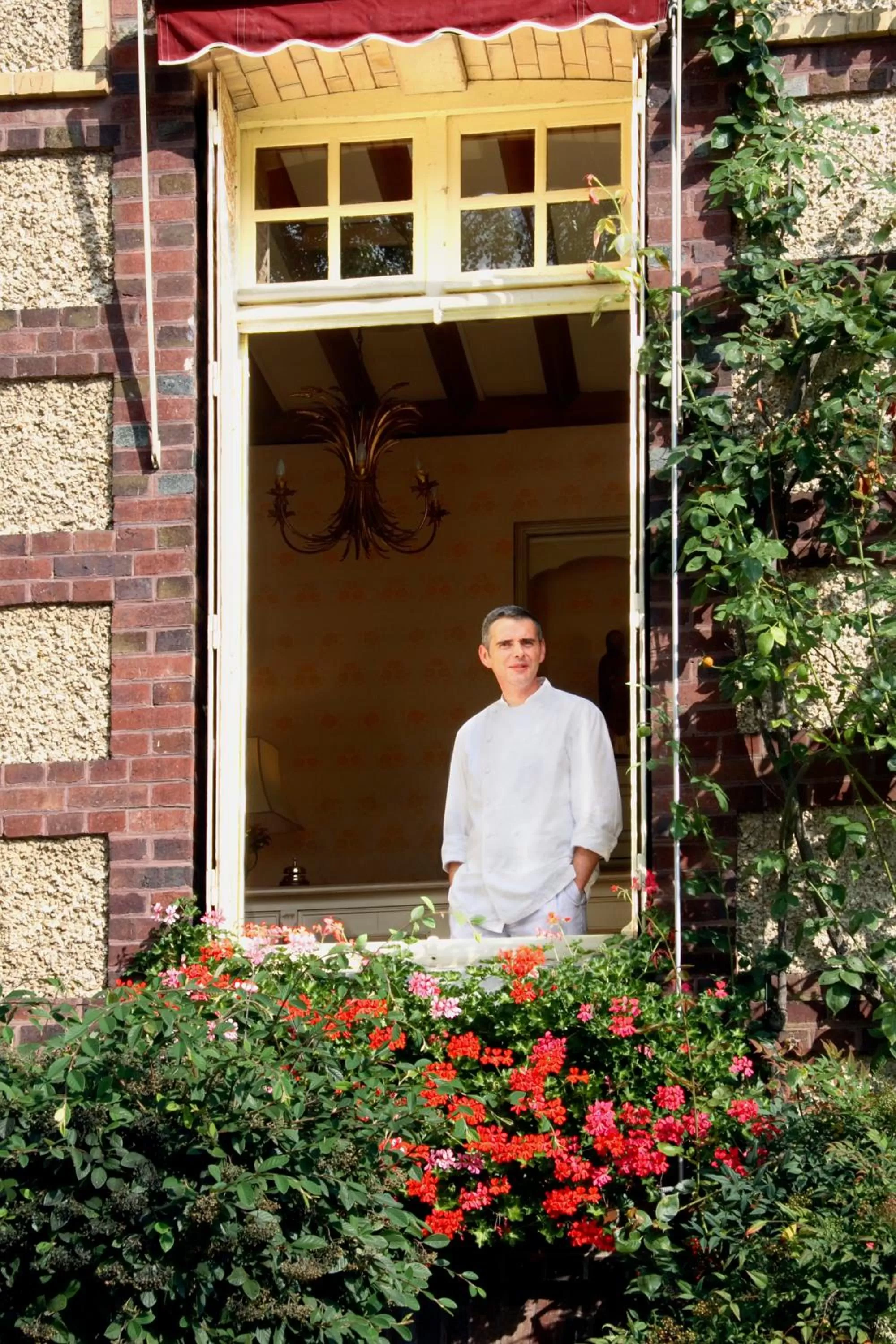 People in Château de la Râpée Hôtel restaurant