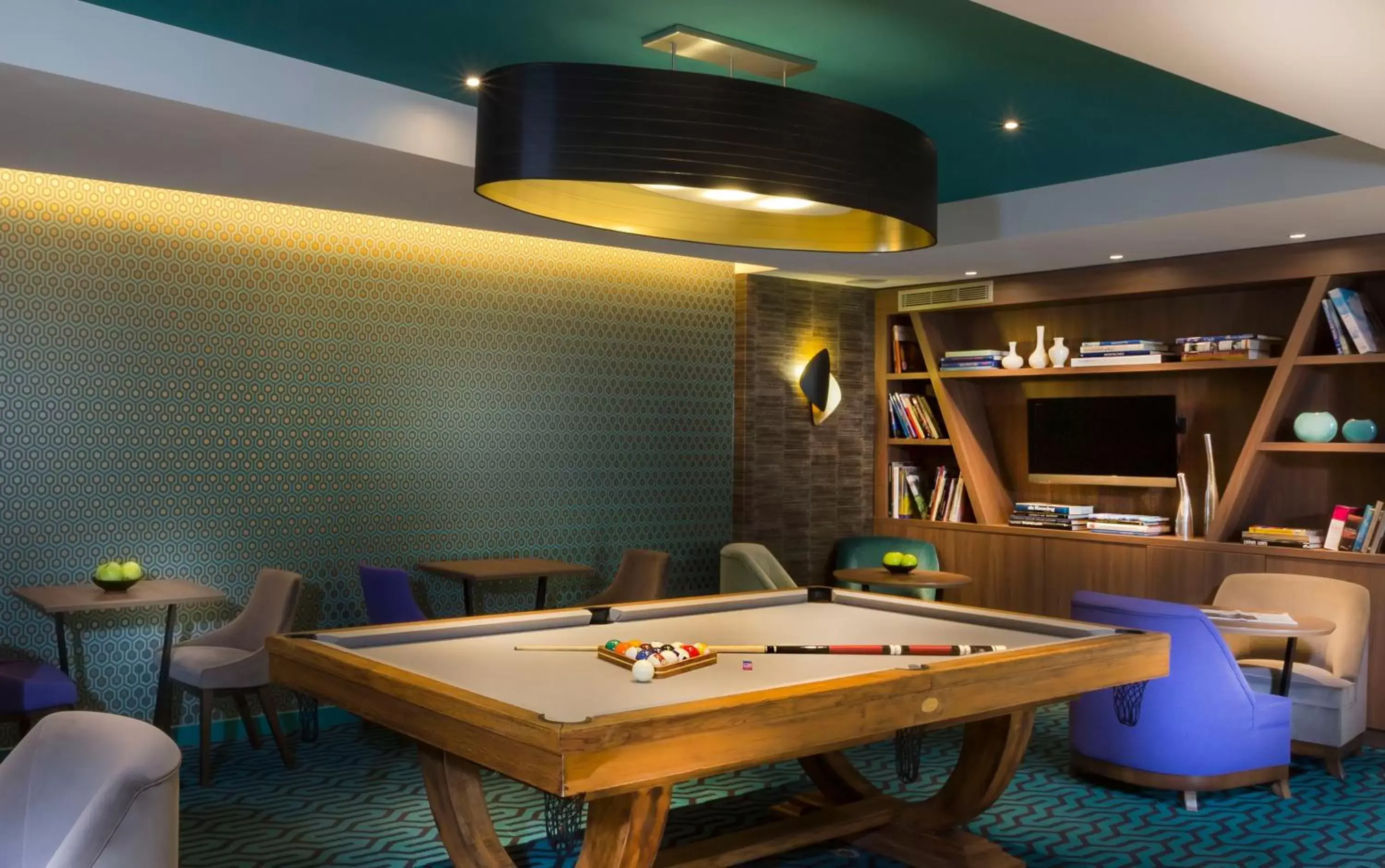 Game Room, Billiards in Hotel Acanthe - Boulogne Billancourt