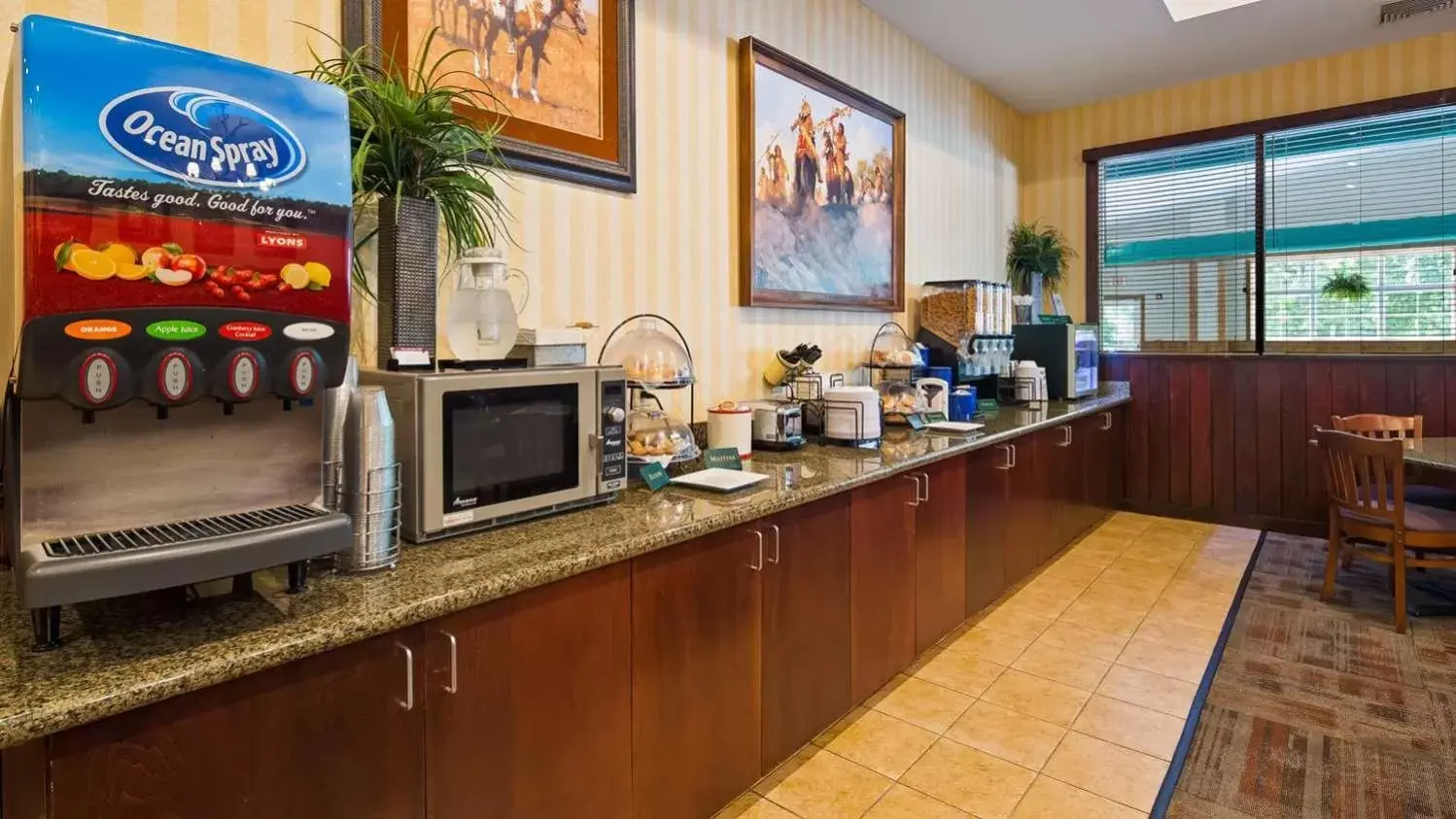 Best Western Plus Crossroads Inn & Suites