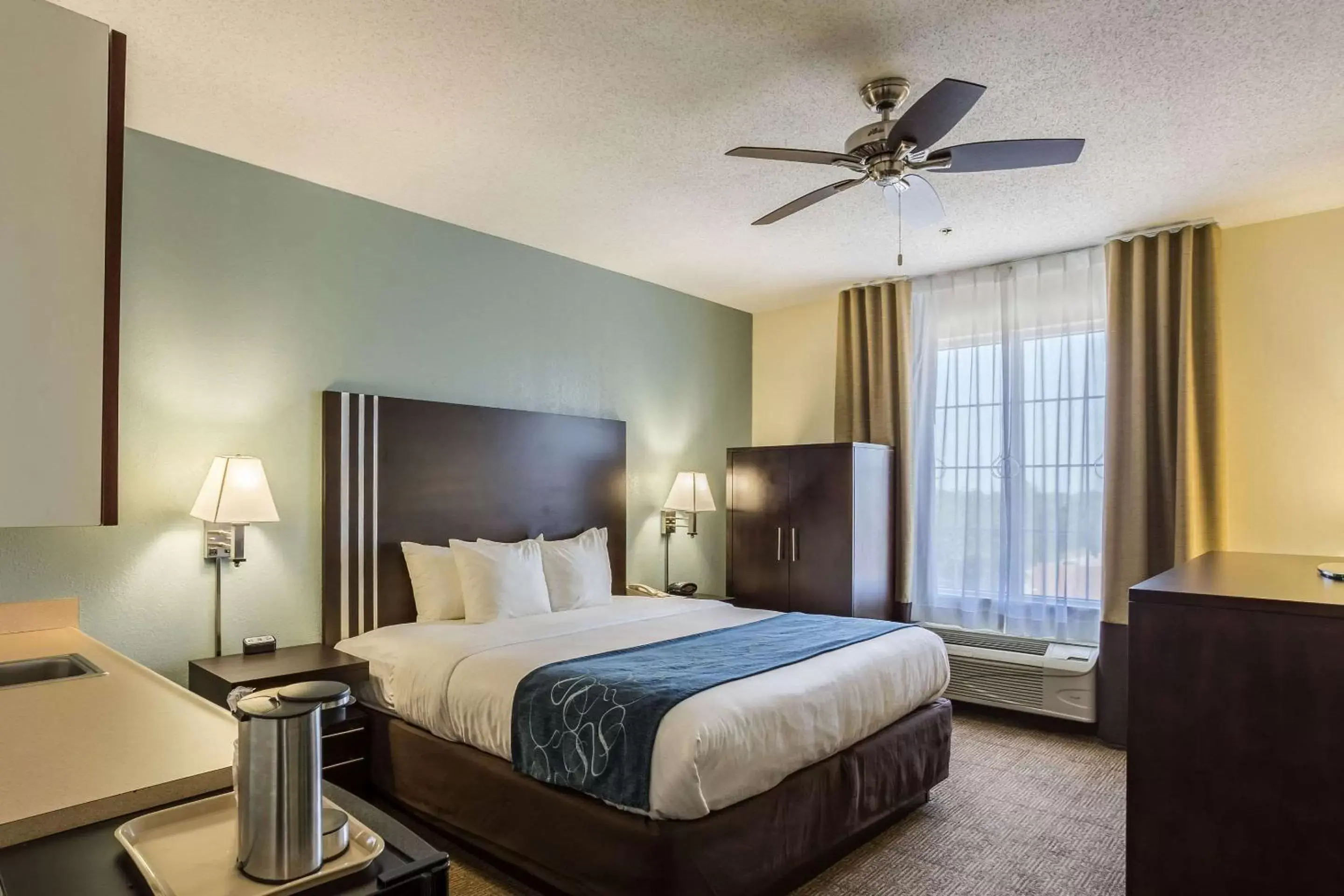 Photo of the whole room, Bed in Comfort Suites New Orleans East