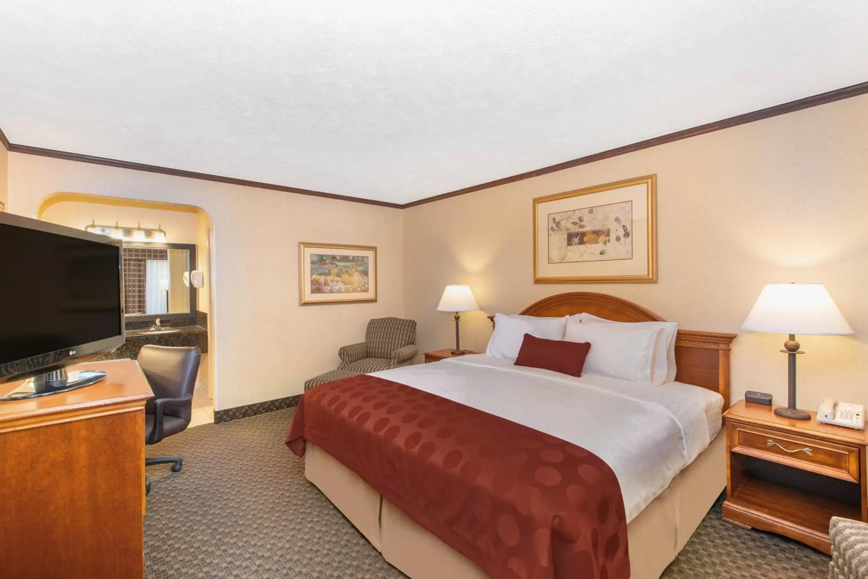 Bedroom, Bed in Ramada by Wyndham Midtown Grand Island