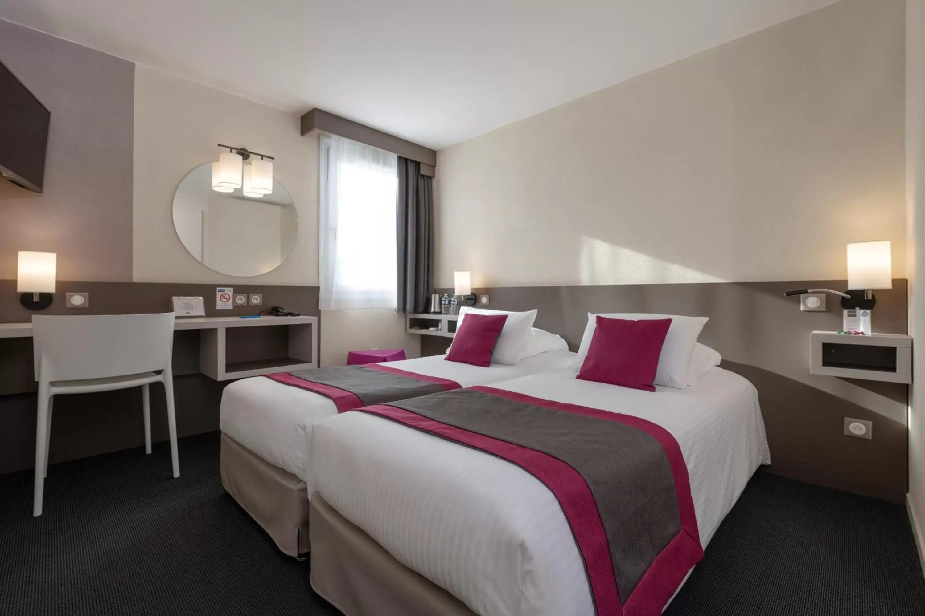 Bedroom, Bed in Kyriad Hotel Lyon Givors