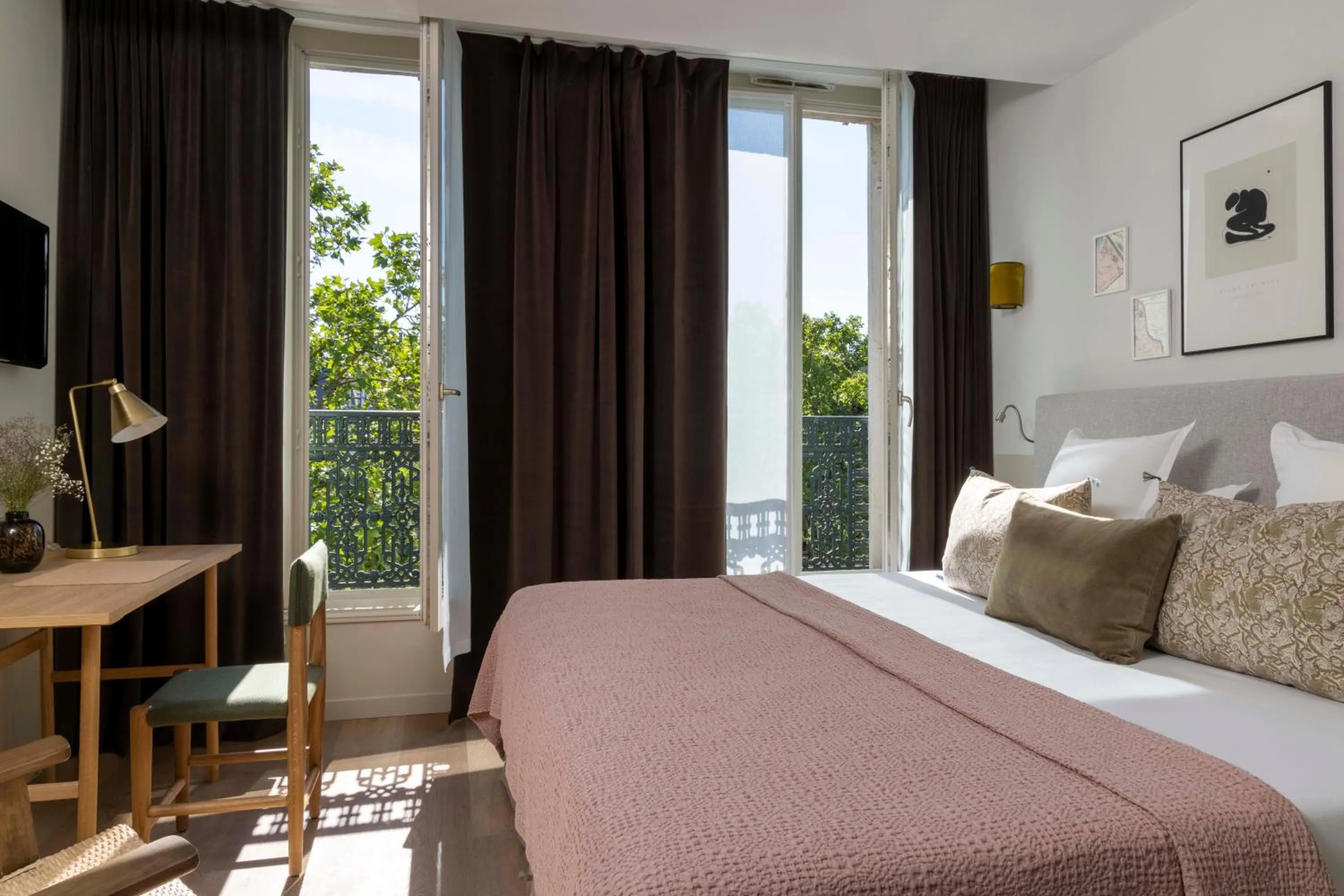 Property building, Bed in Le Petit Beaumarchais Hotel & Spa