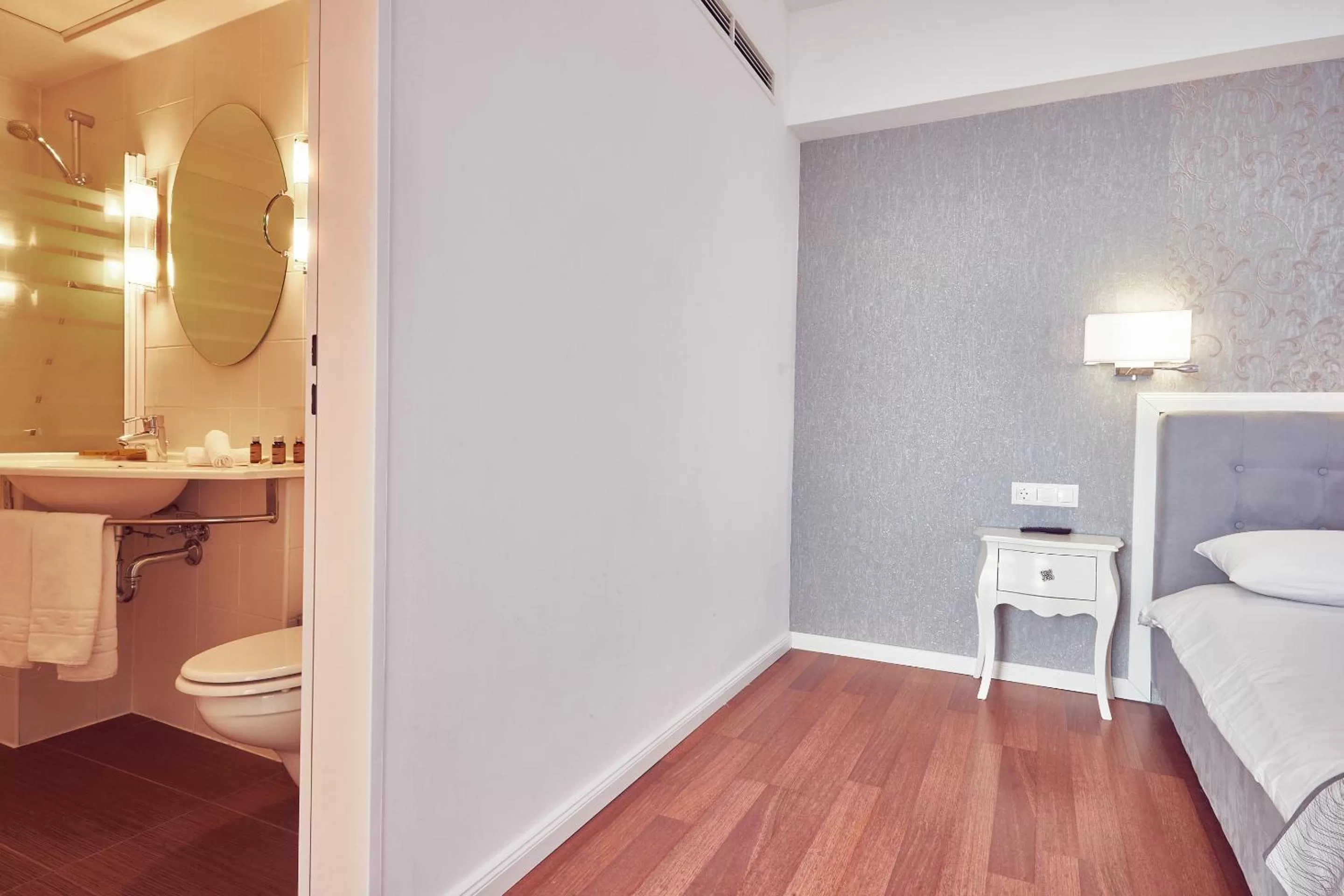 Bathroom, Bed in MyContinental Sibiu