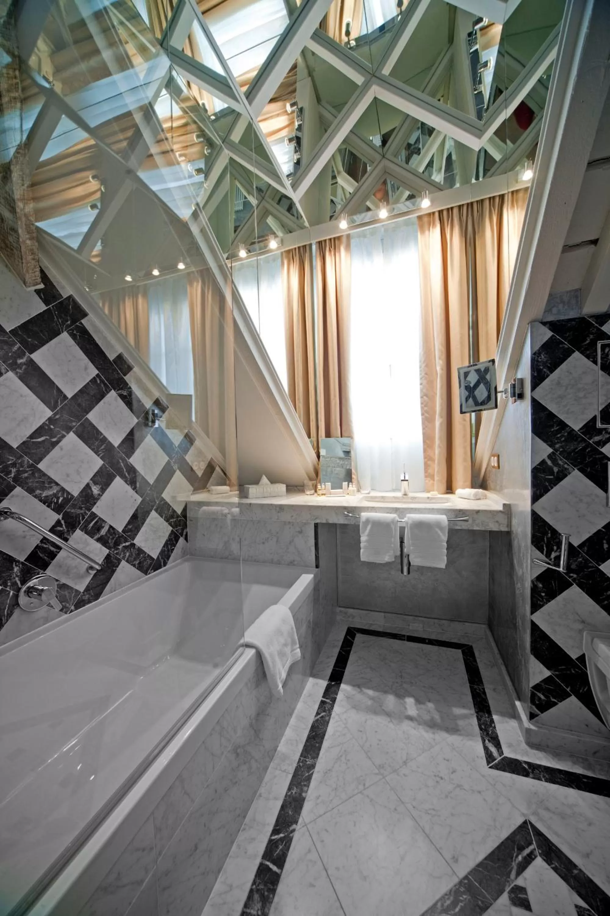 Bathroom in Hotel Le Place d'Armes - Relais & Châteaux