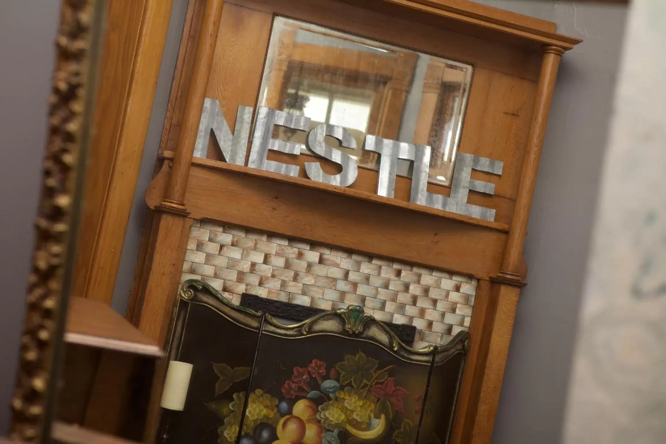 Decorative detail in Nestle Inn