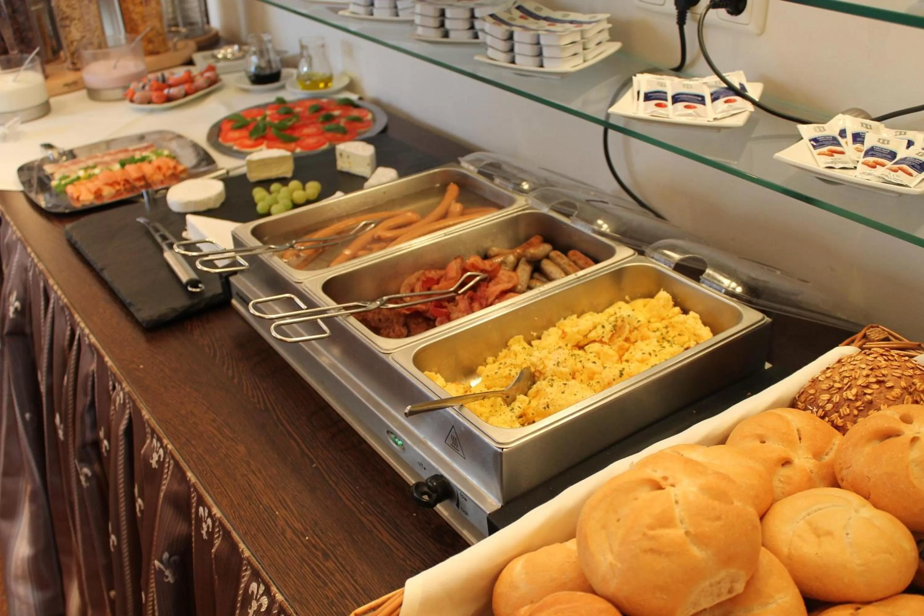 Breakfast in Hotel Am Schloss Biebrich