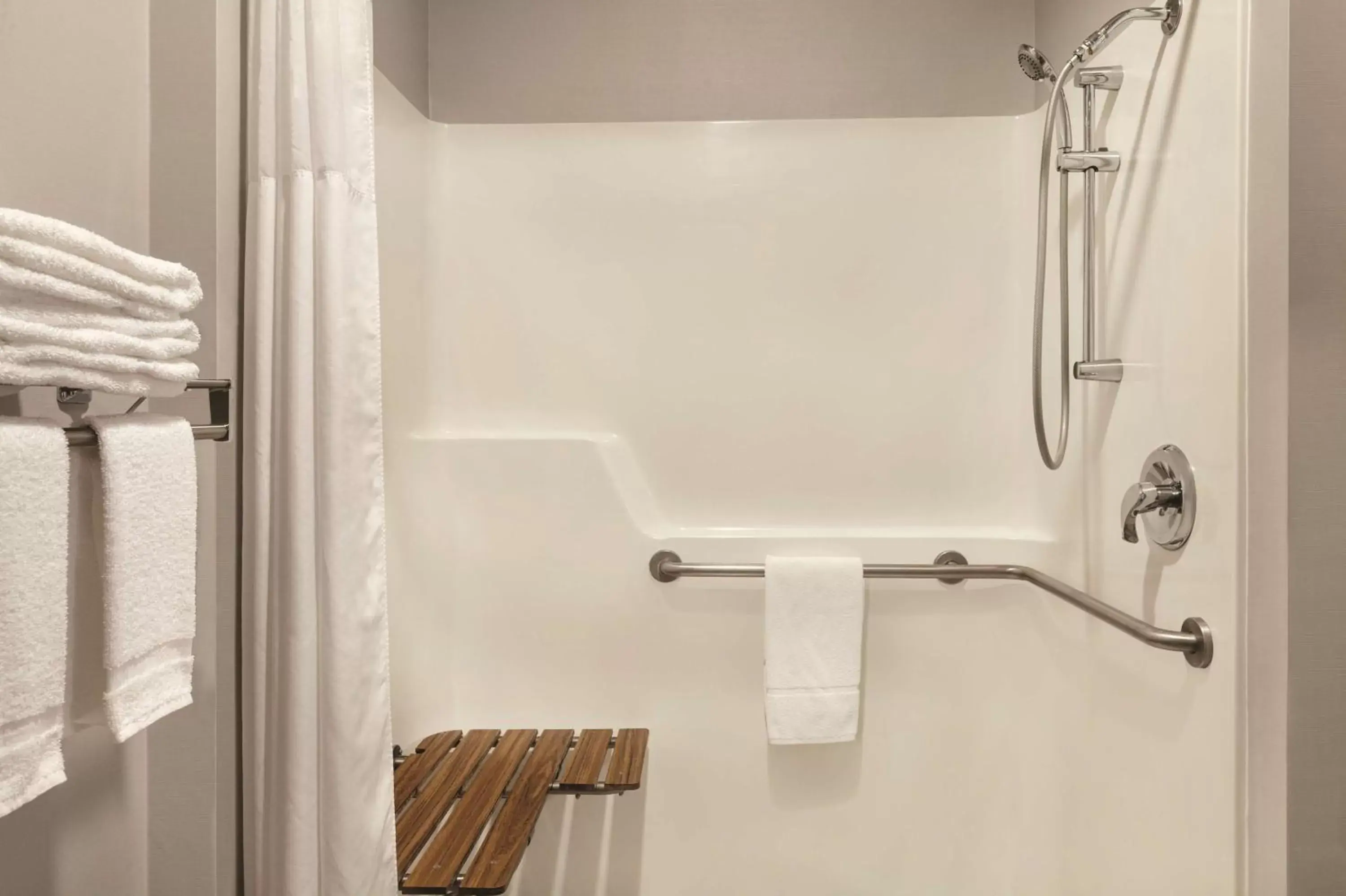 Bathroom in Country Inn & Suites by Radisson, Prineville, OR