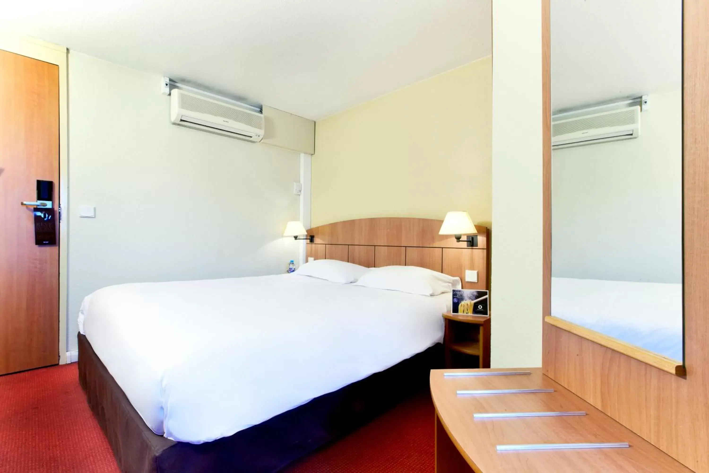 Bed in Kyriad Genève St-Genis-Pouilly Bed in Kyriad Genève St-Genis-Pouilly