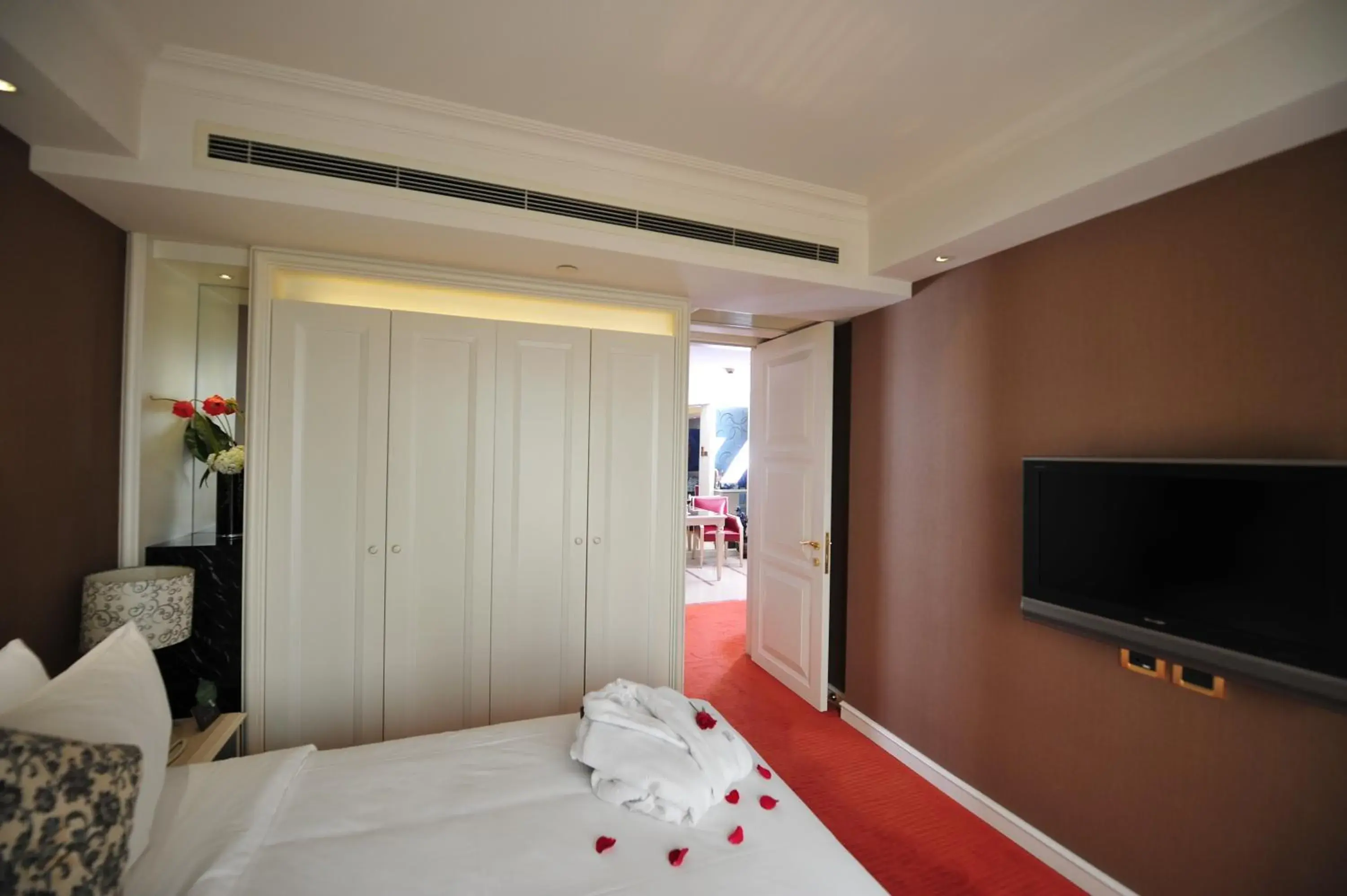 Bed, TV/Entertainment Center in Wealthy Hotel Suzhou