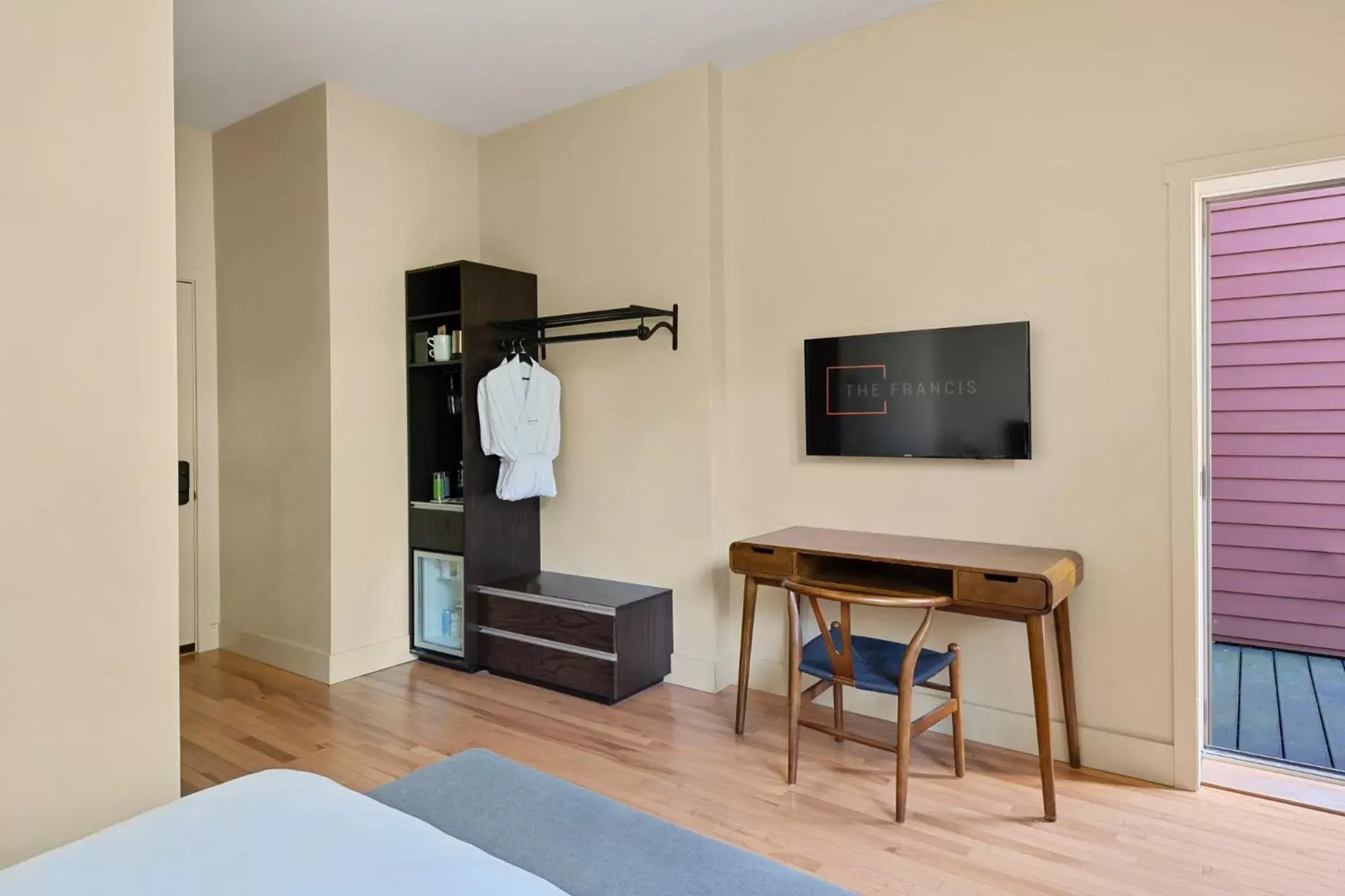 Bedroom, TV/Entertainment Center in The Francis Hotel