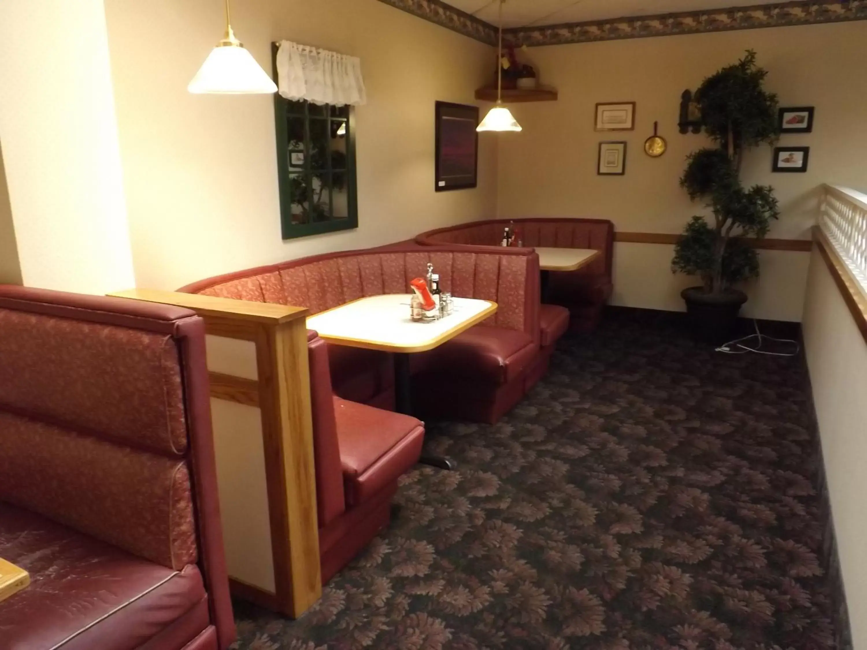 Restaurant/places to eat, Seating Area in Ramada by Wyndham Sterling