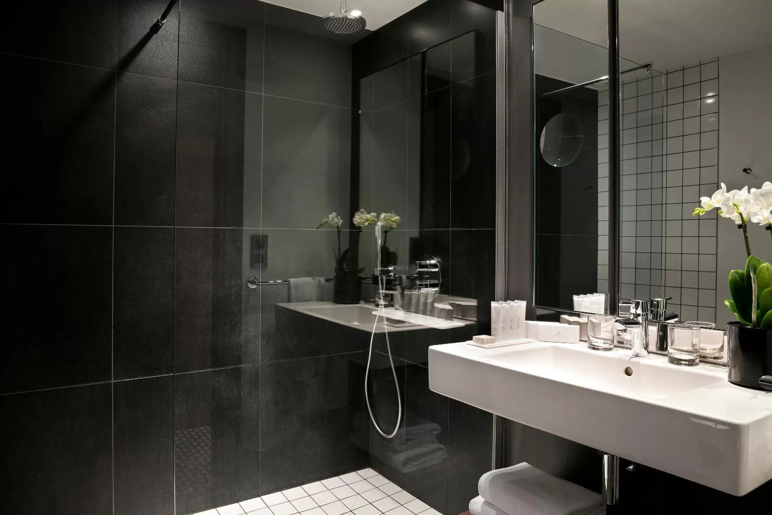 Bathroom in Melia Paris La Defense Bathroom in Melia Paris La Defense