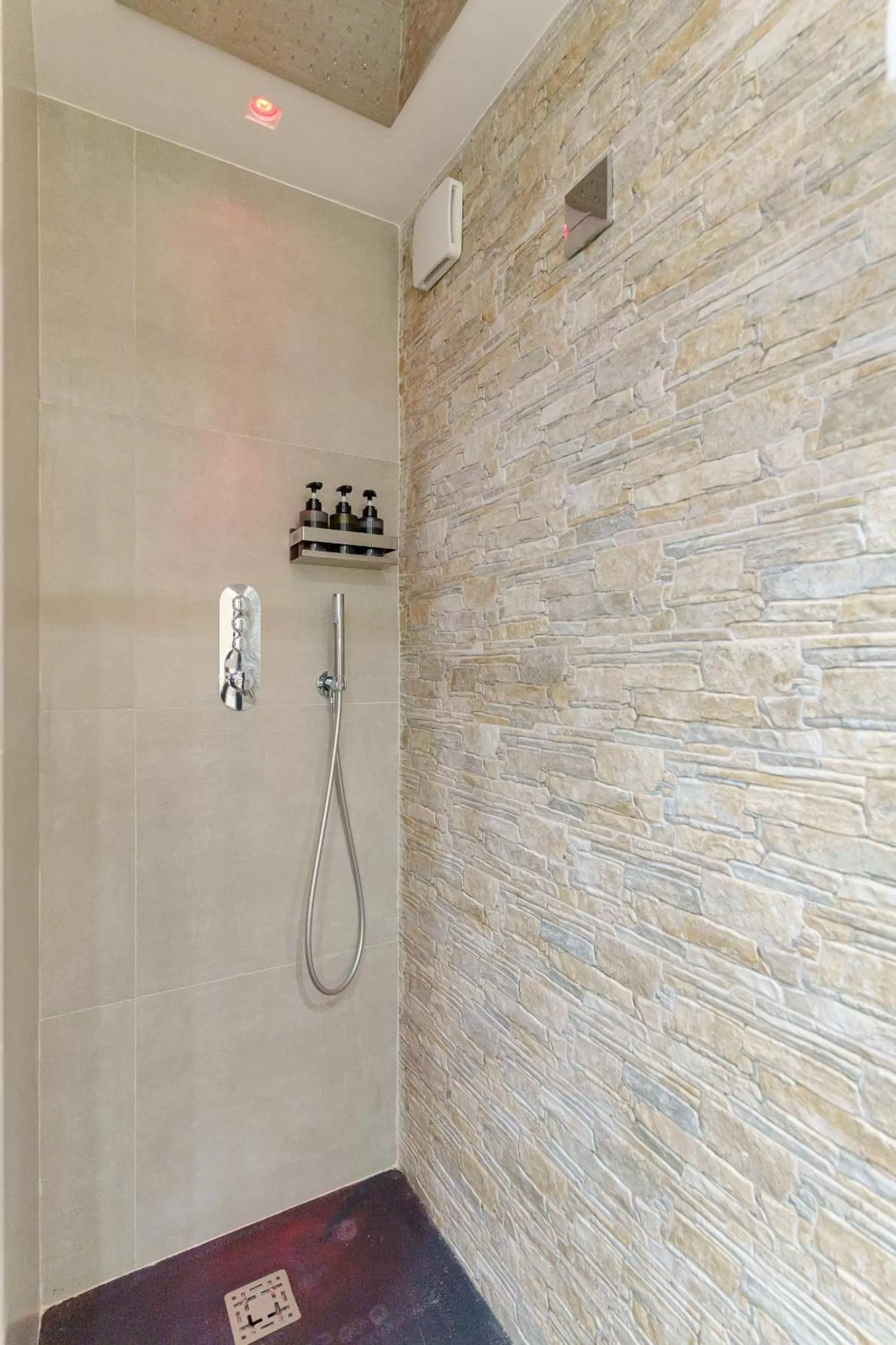 Shower, Bathroom in SiSTO18