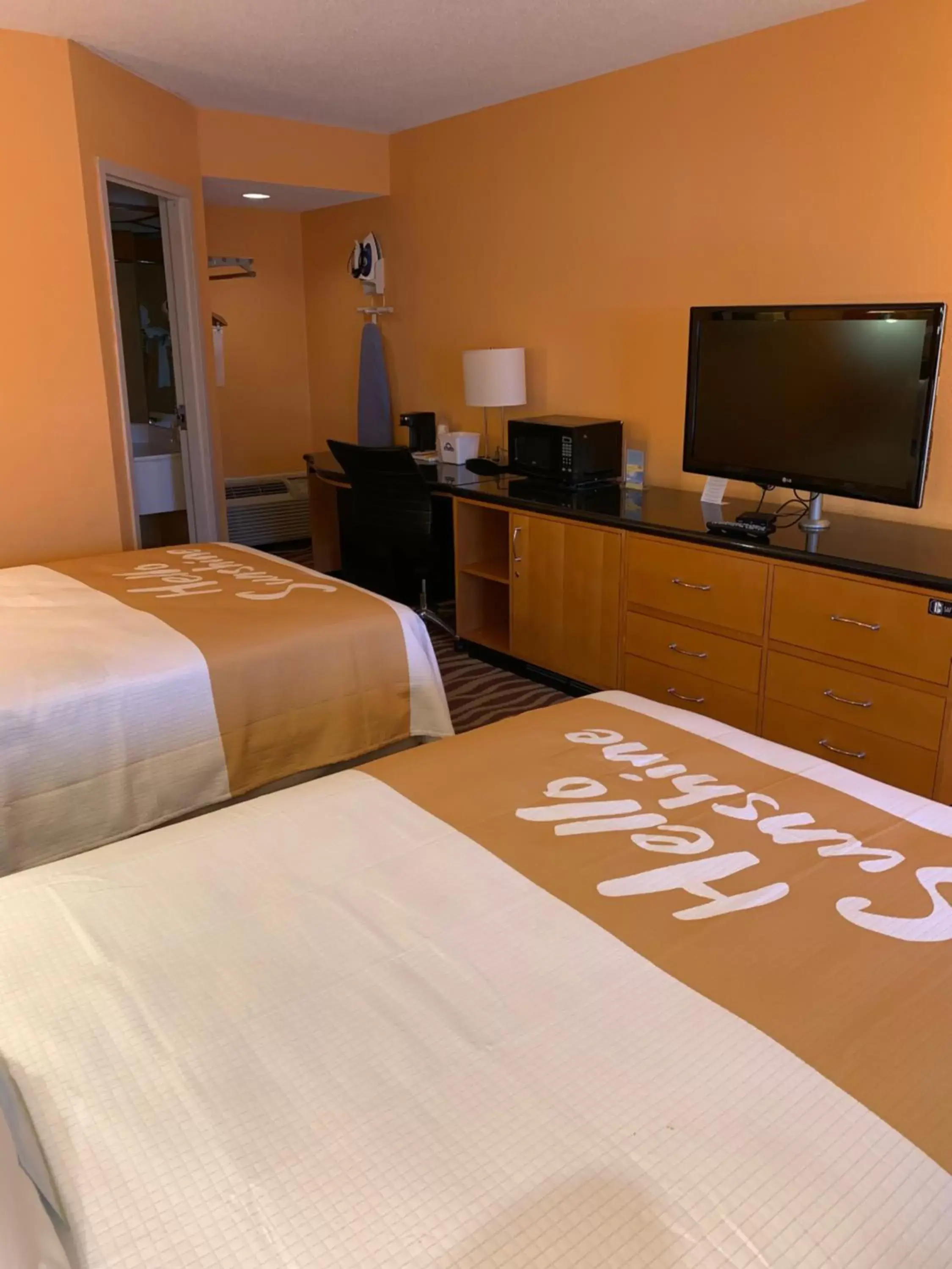 Bed in Days Inn & Suites by Wyndham Albany