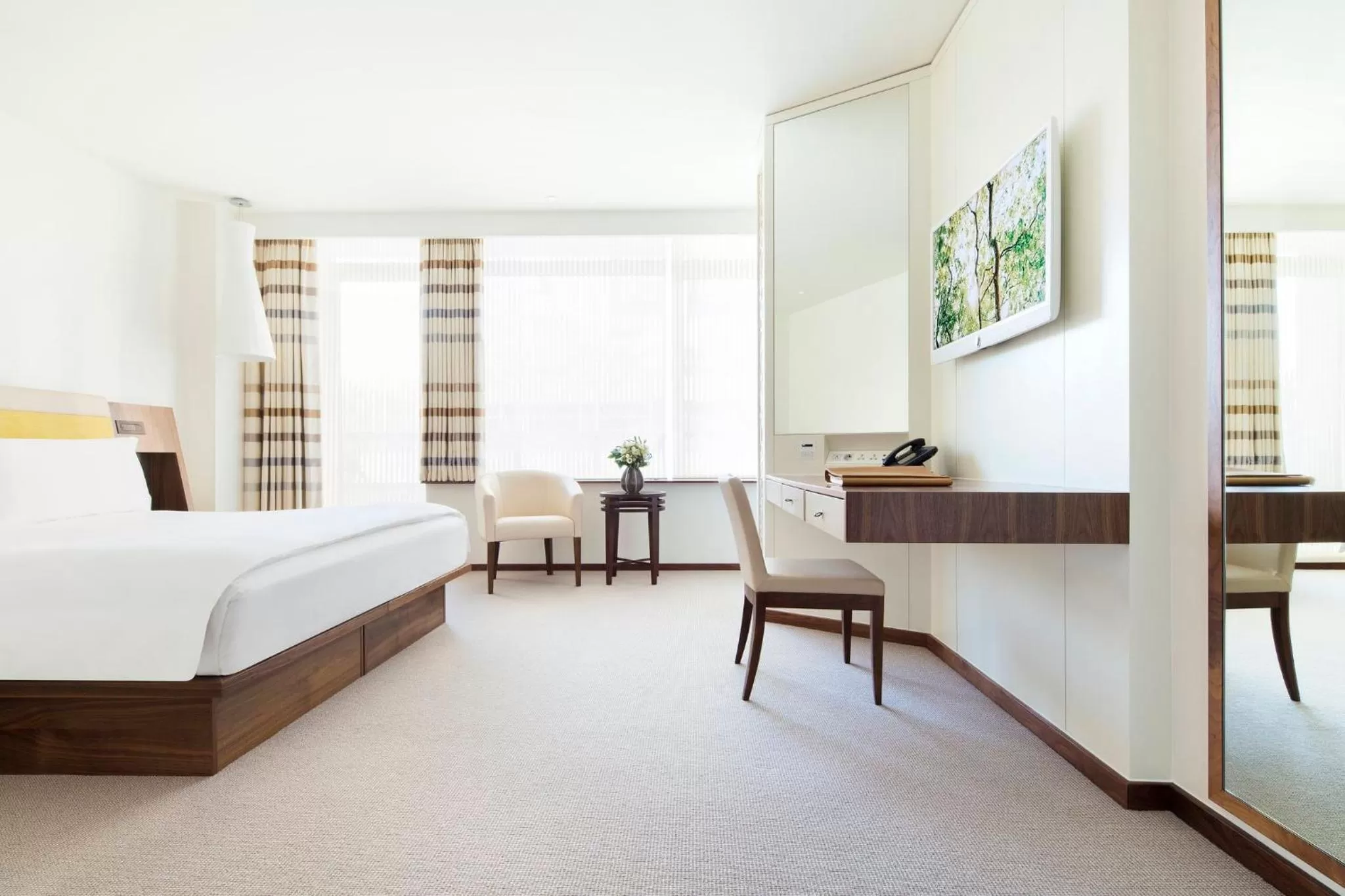 Photo of the whole room, Bed in COMO Metropolitan London