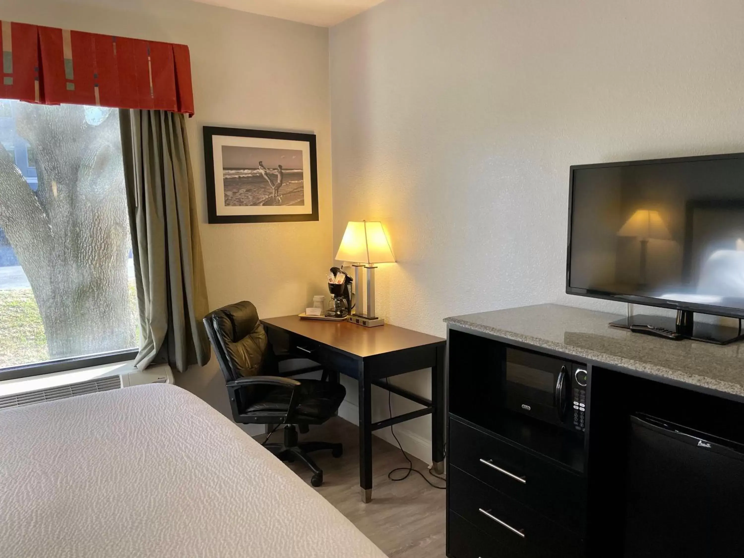 Bed, TV/Entertainment Center in Days Inn & Suites by Wyndham Lakeland