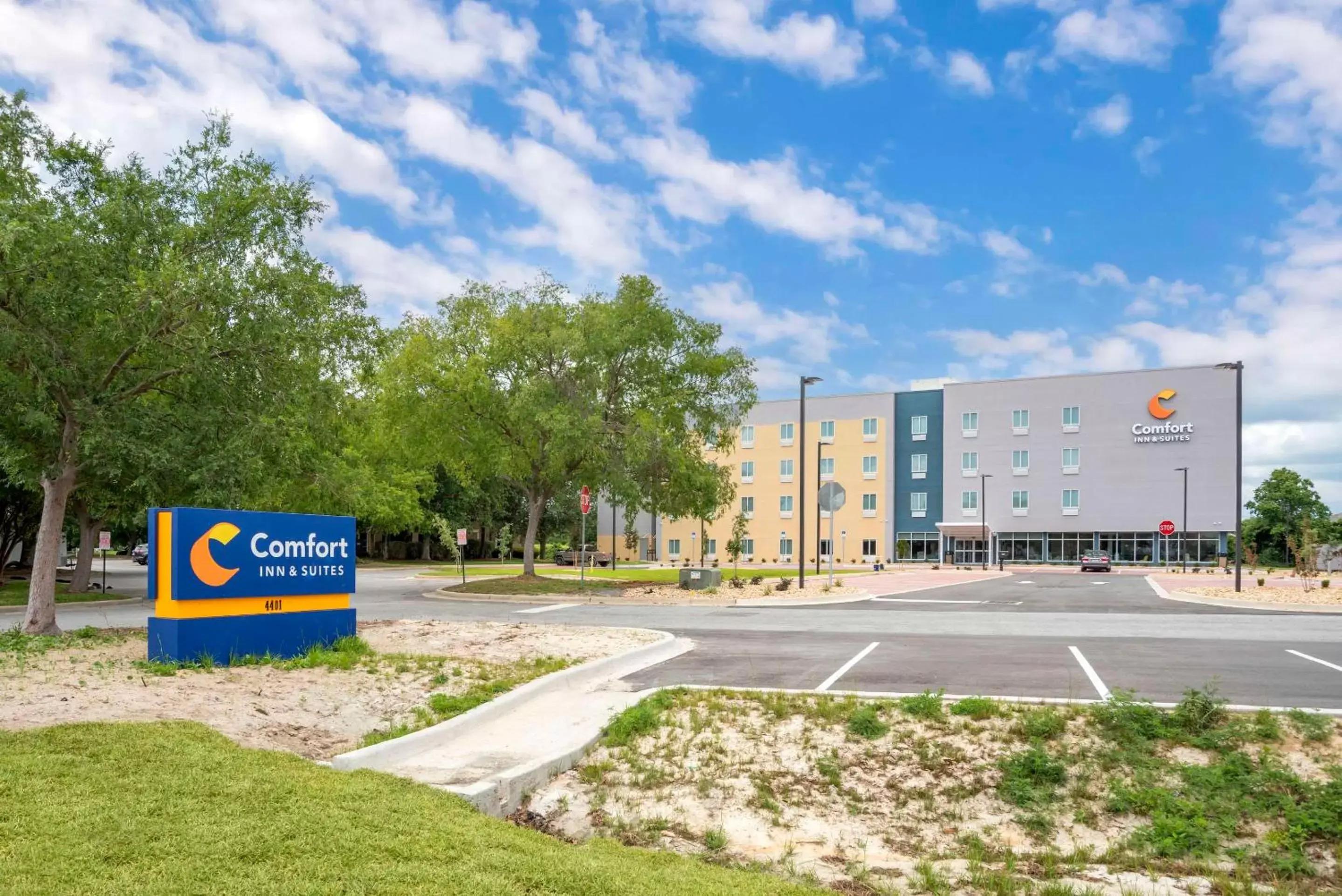 Property Building in Comfort Inn & Suites