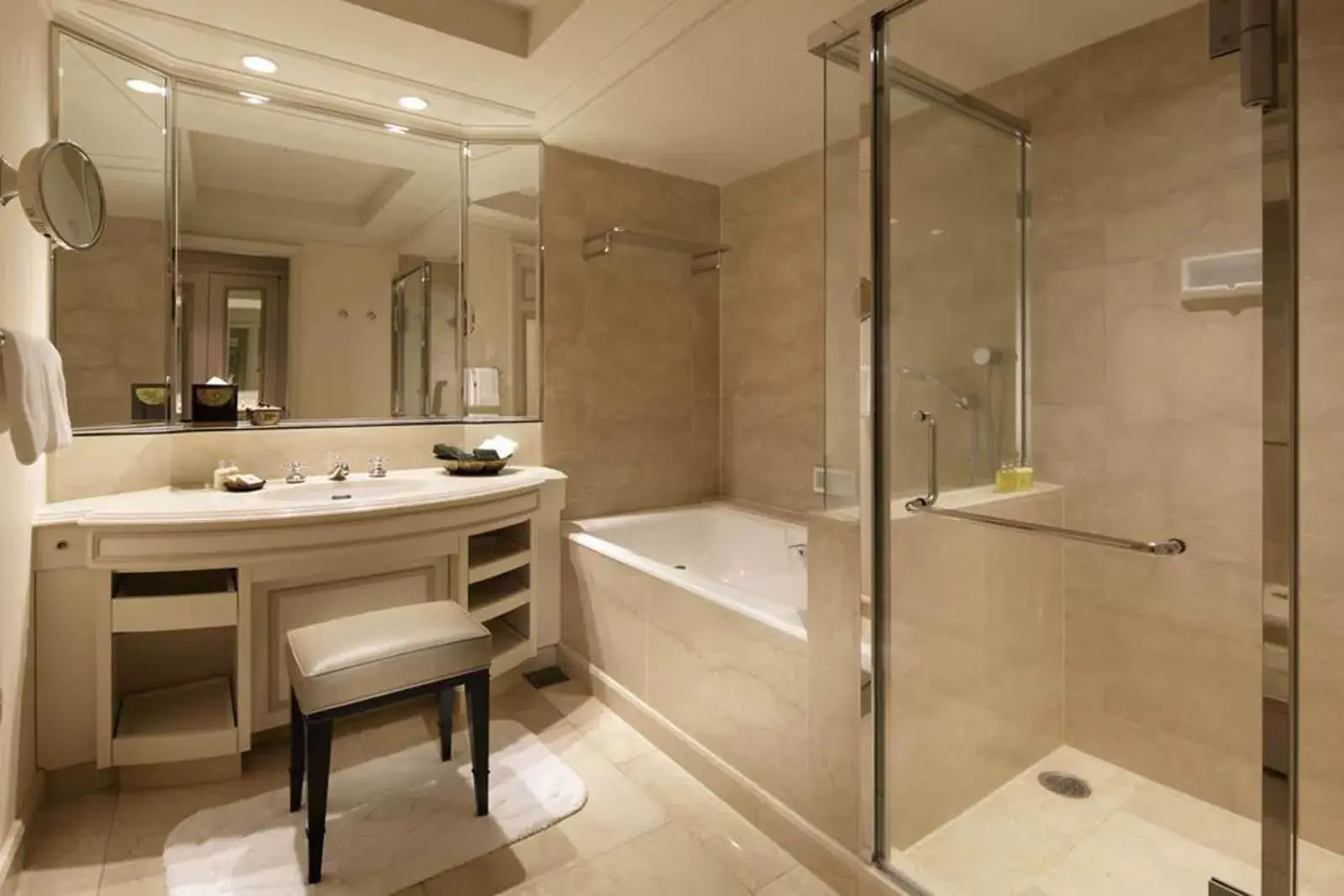 Shower, Bathroom in Hotel Chinzanso Tokyo