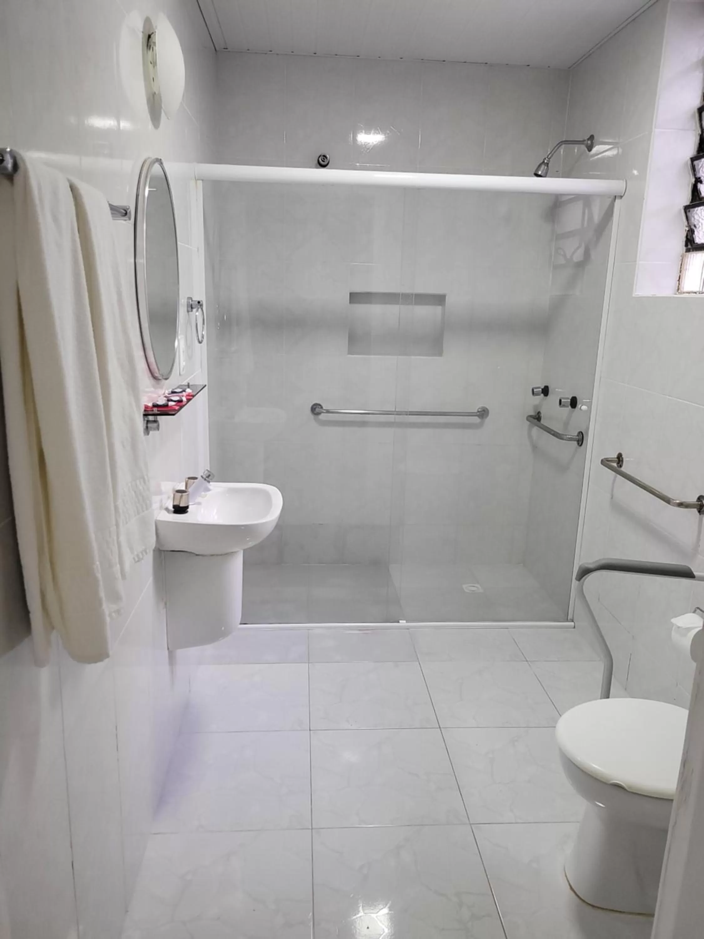 Shower in Hotel Estação Express