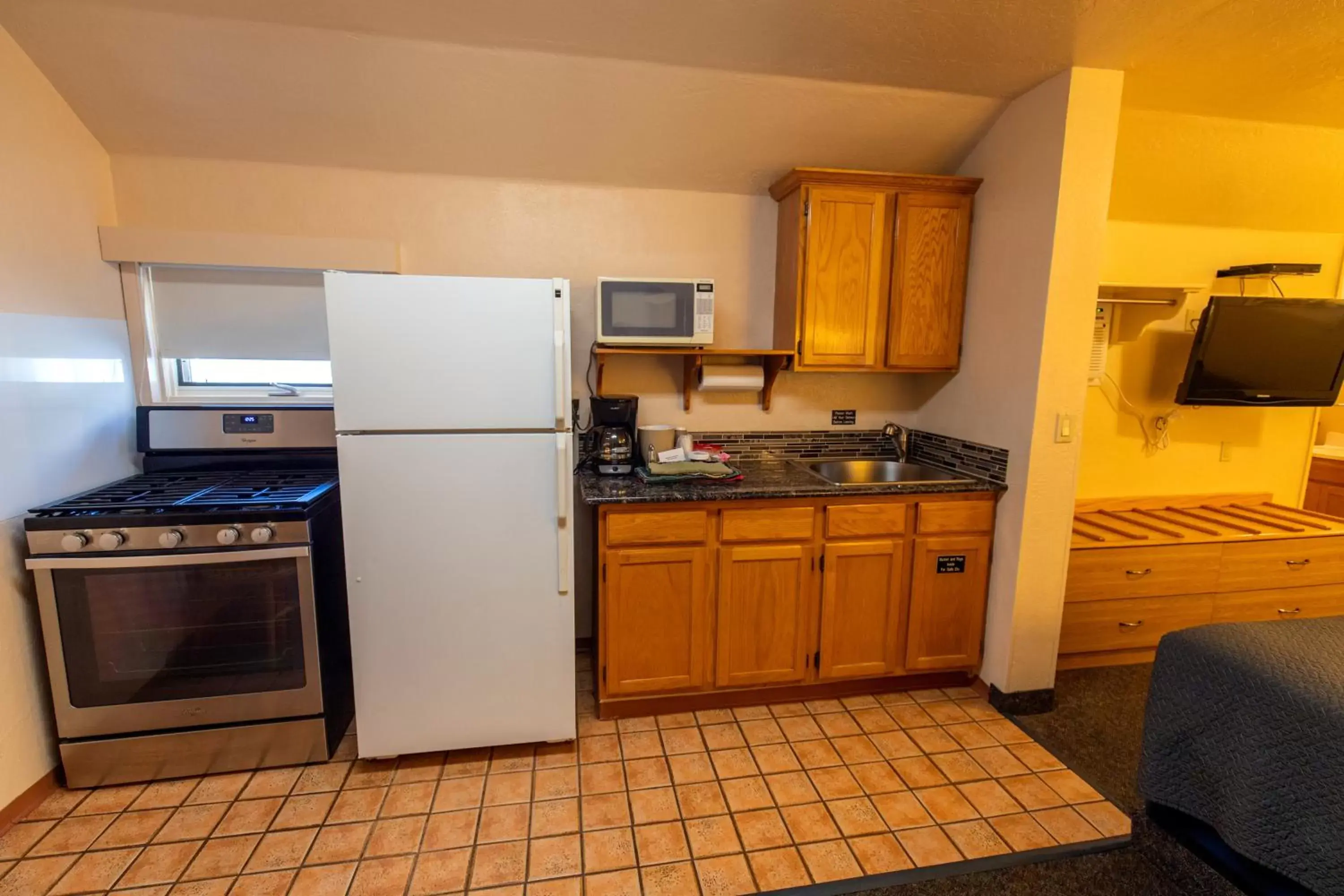 Kitchen/Kitchenette in Woodland Motel