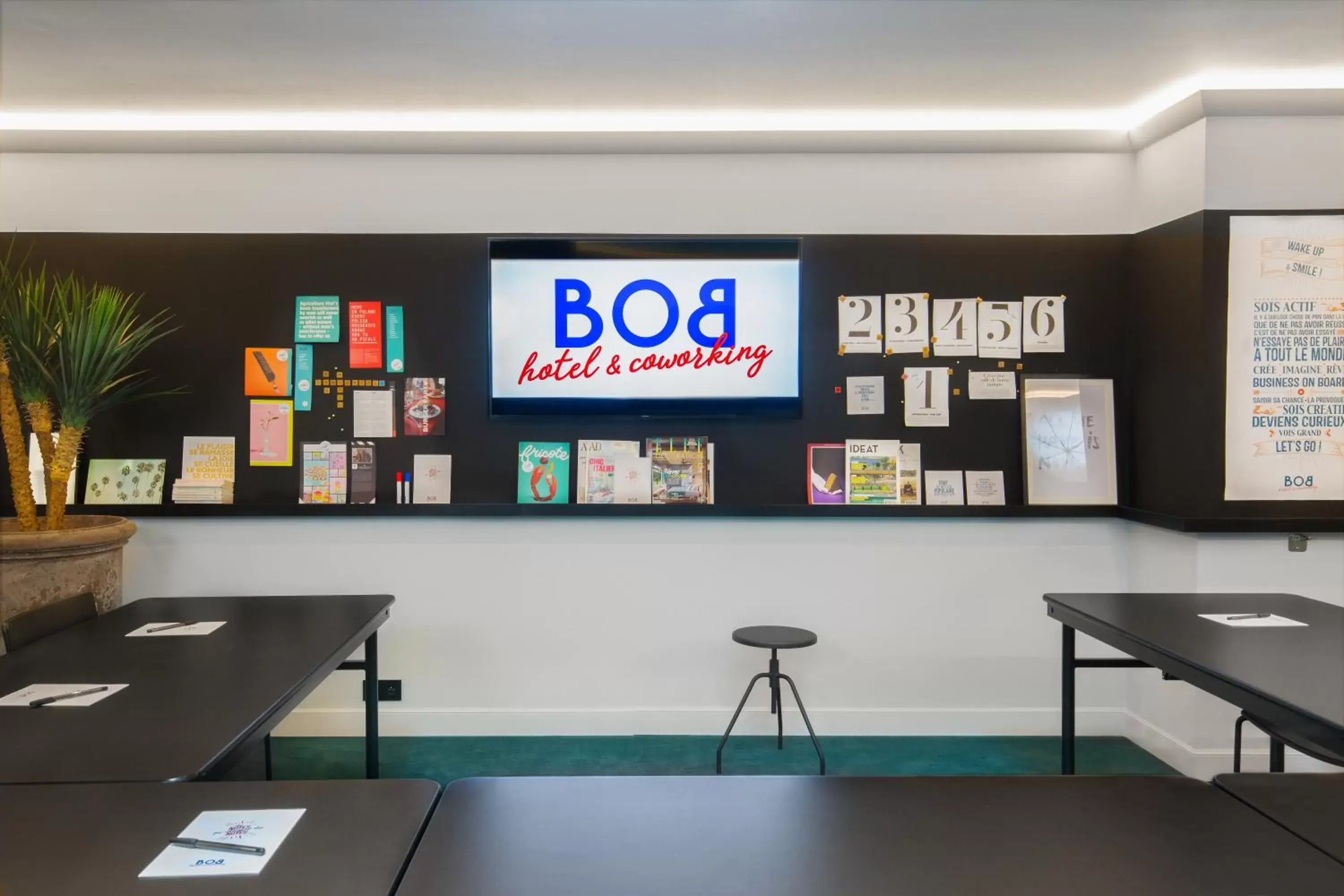 Meeting/conference room, TV/Entertainment Center in Bob Hotel