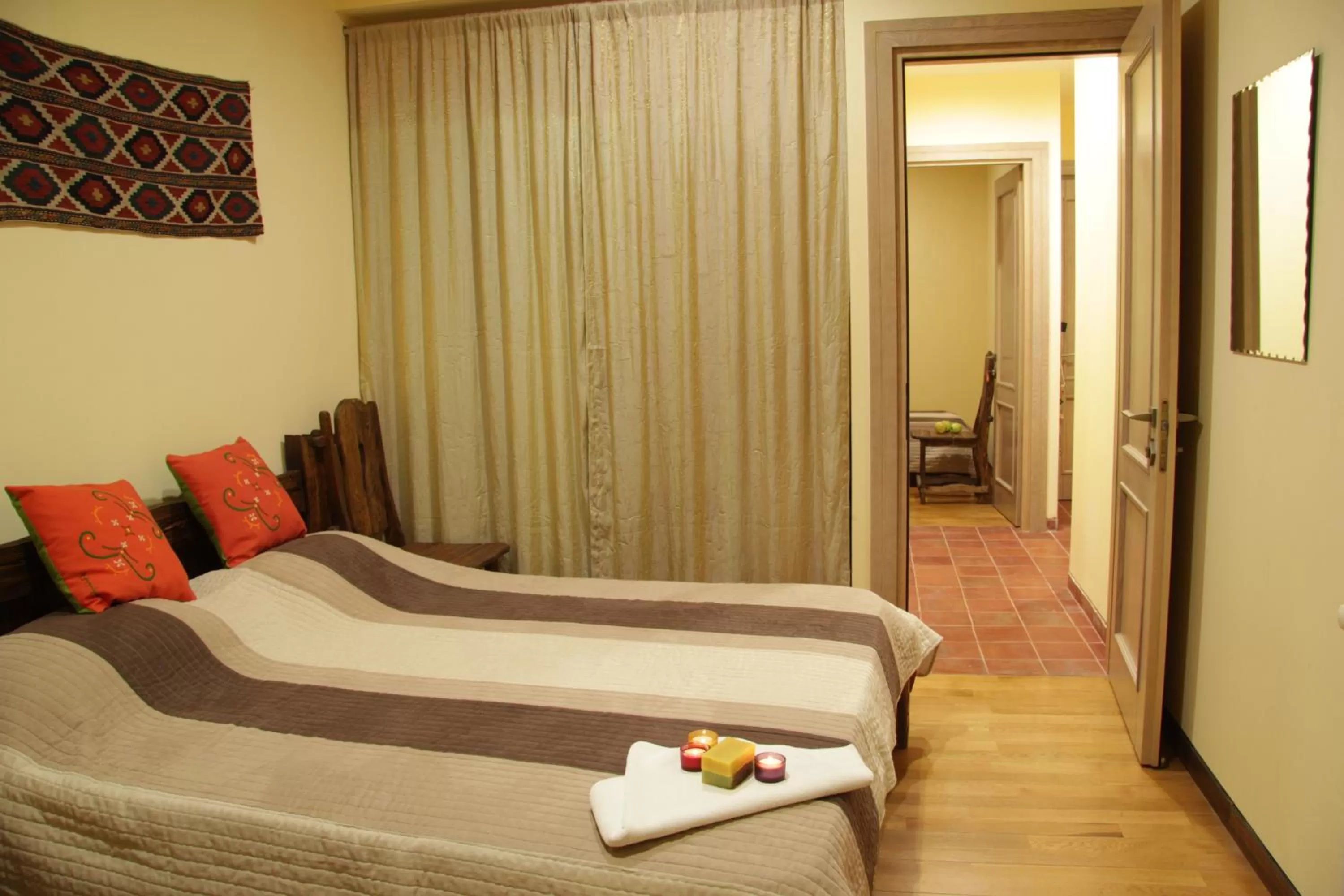 Photo of the whole room, Bed in Silk Road Hotel