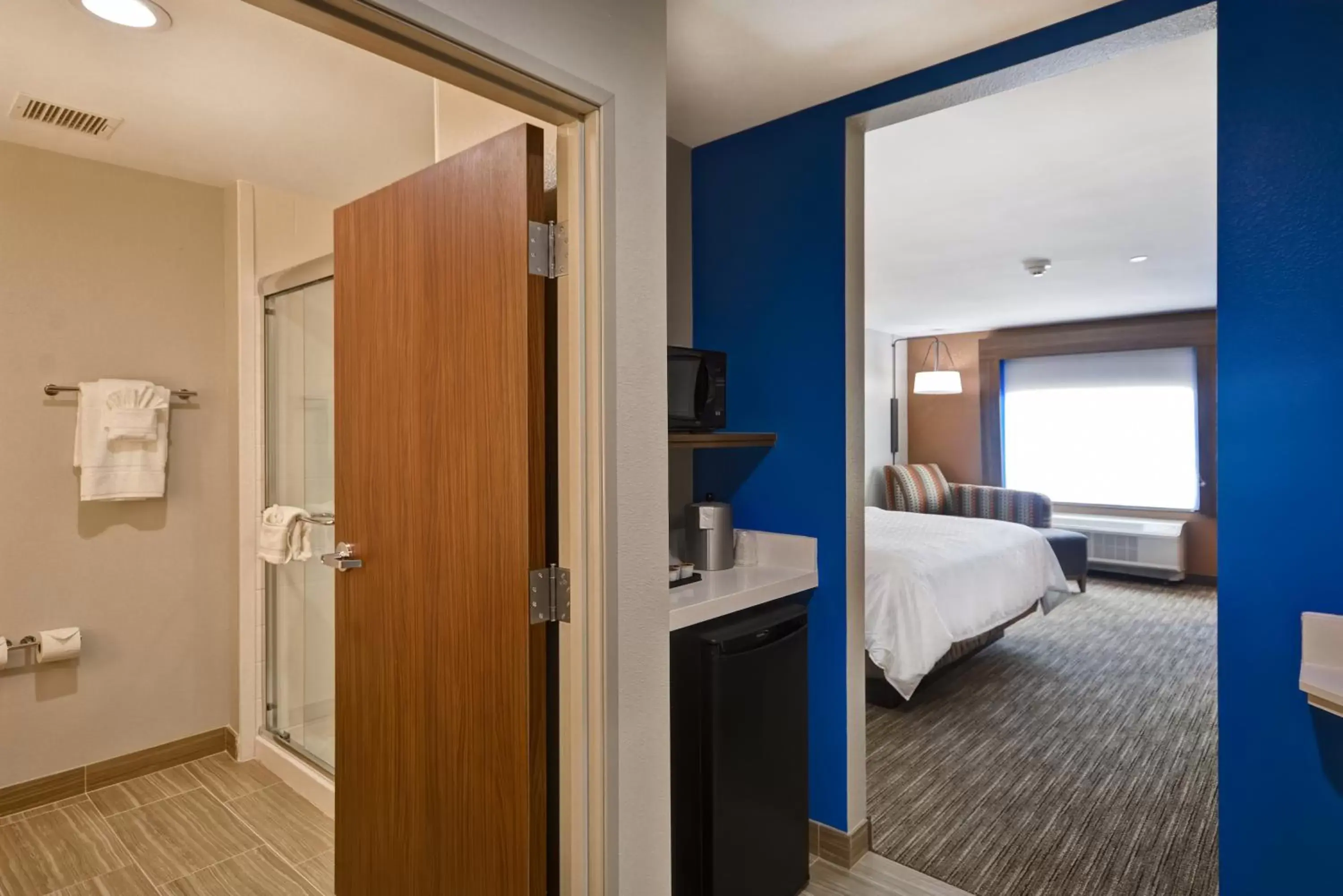 Photo of the whole room, Bed in Holiday Inn Express & Suites - Houston NASA - Boardwalk Area, an IHG Hotel