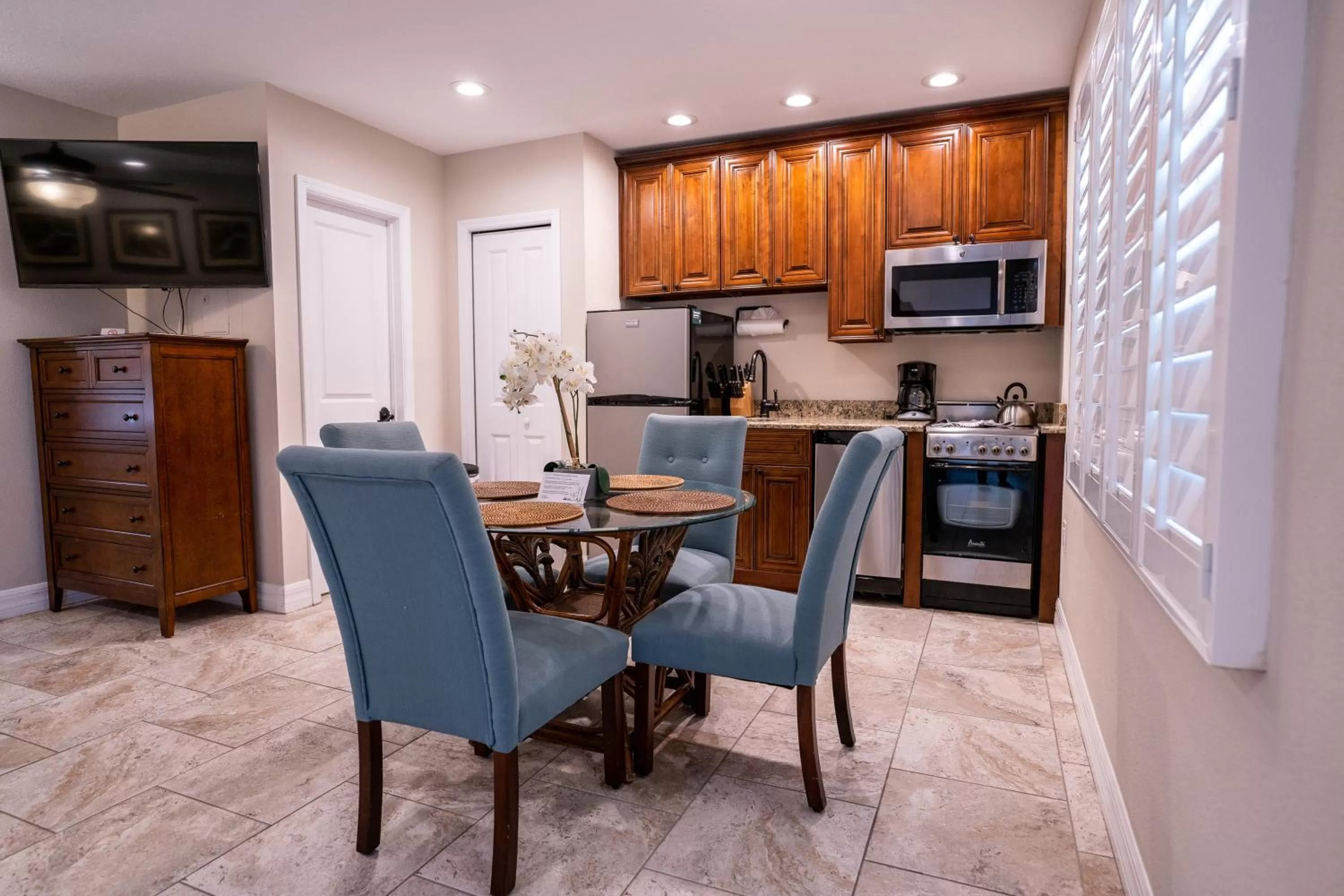 Kitchen or kitchenette in The Capri at Siesta