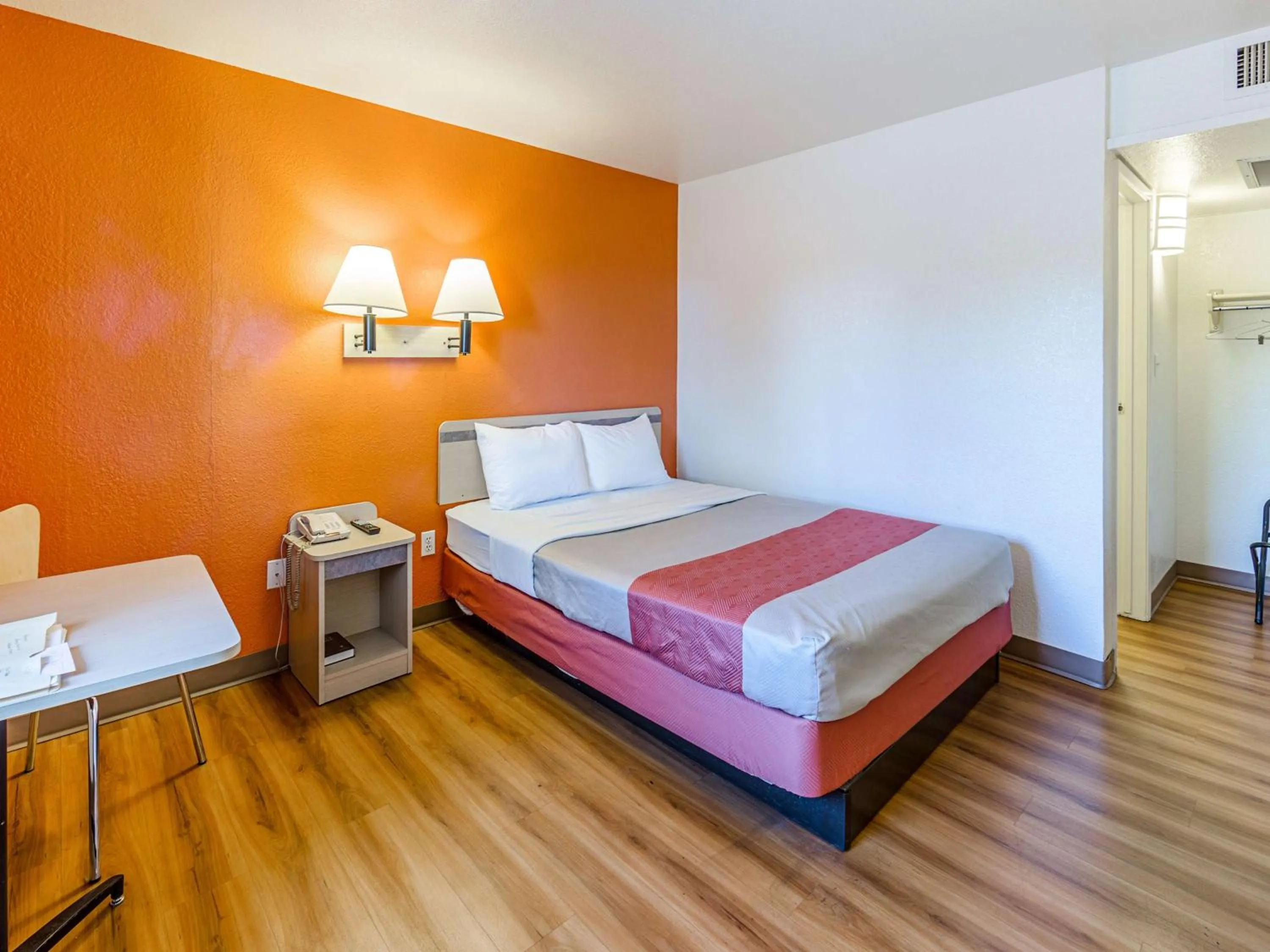 Photo of the whole room, Bed in Motel 6-Yreka, CA