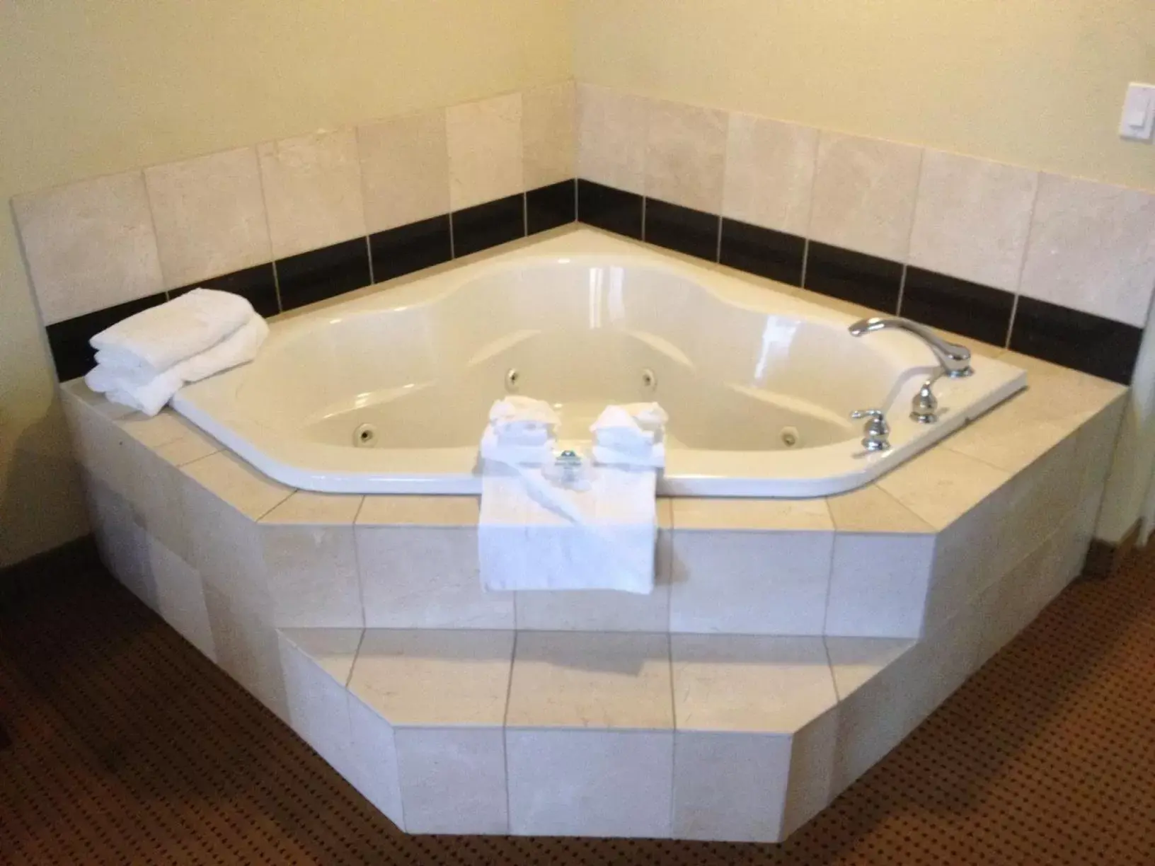 Hot Tub in Fairview Inn & Suites