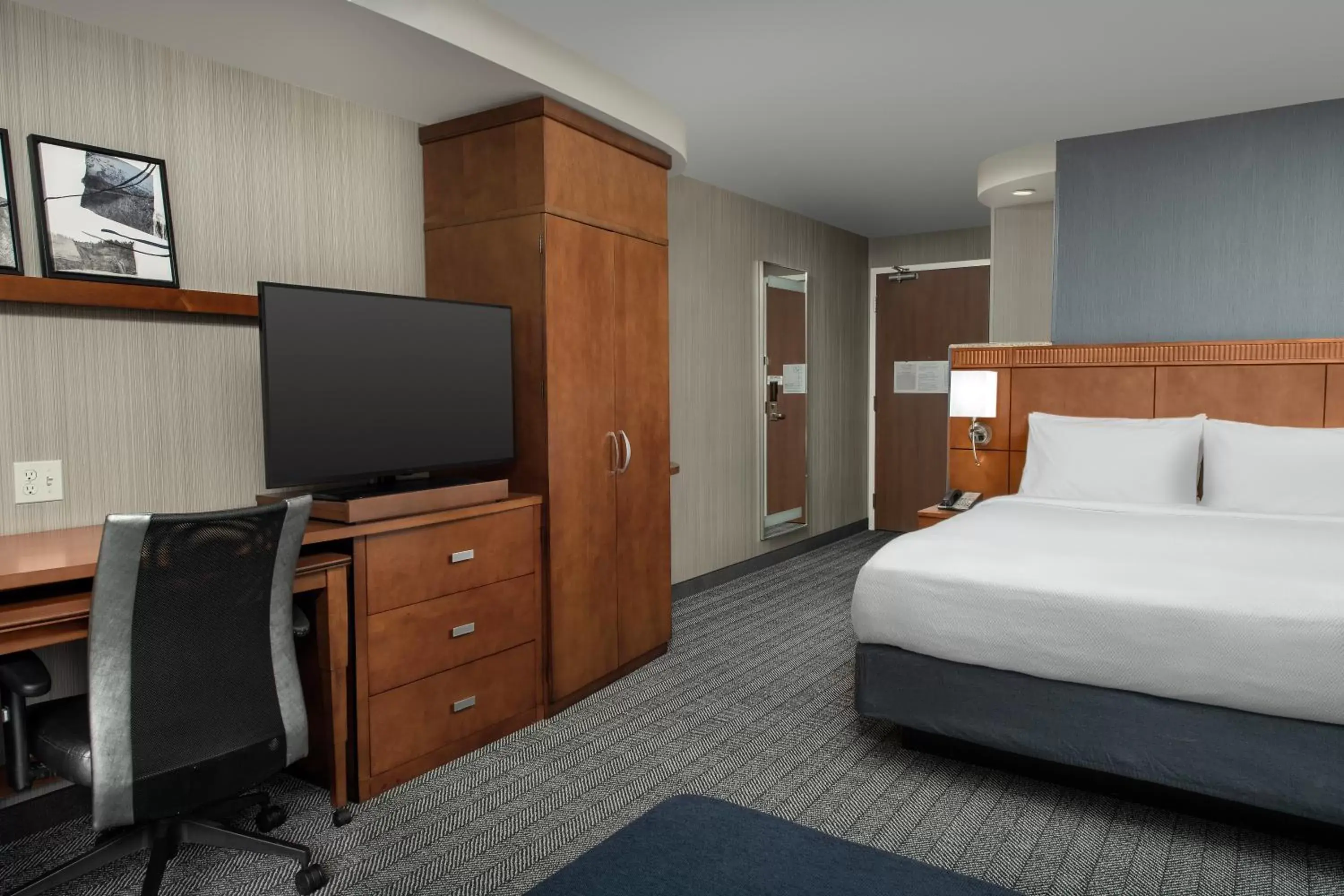 TV and multimedia, Bed in Courtyard by Marriott Seattle Kirkland
