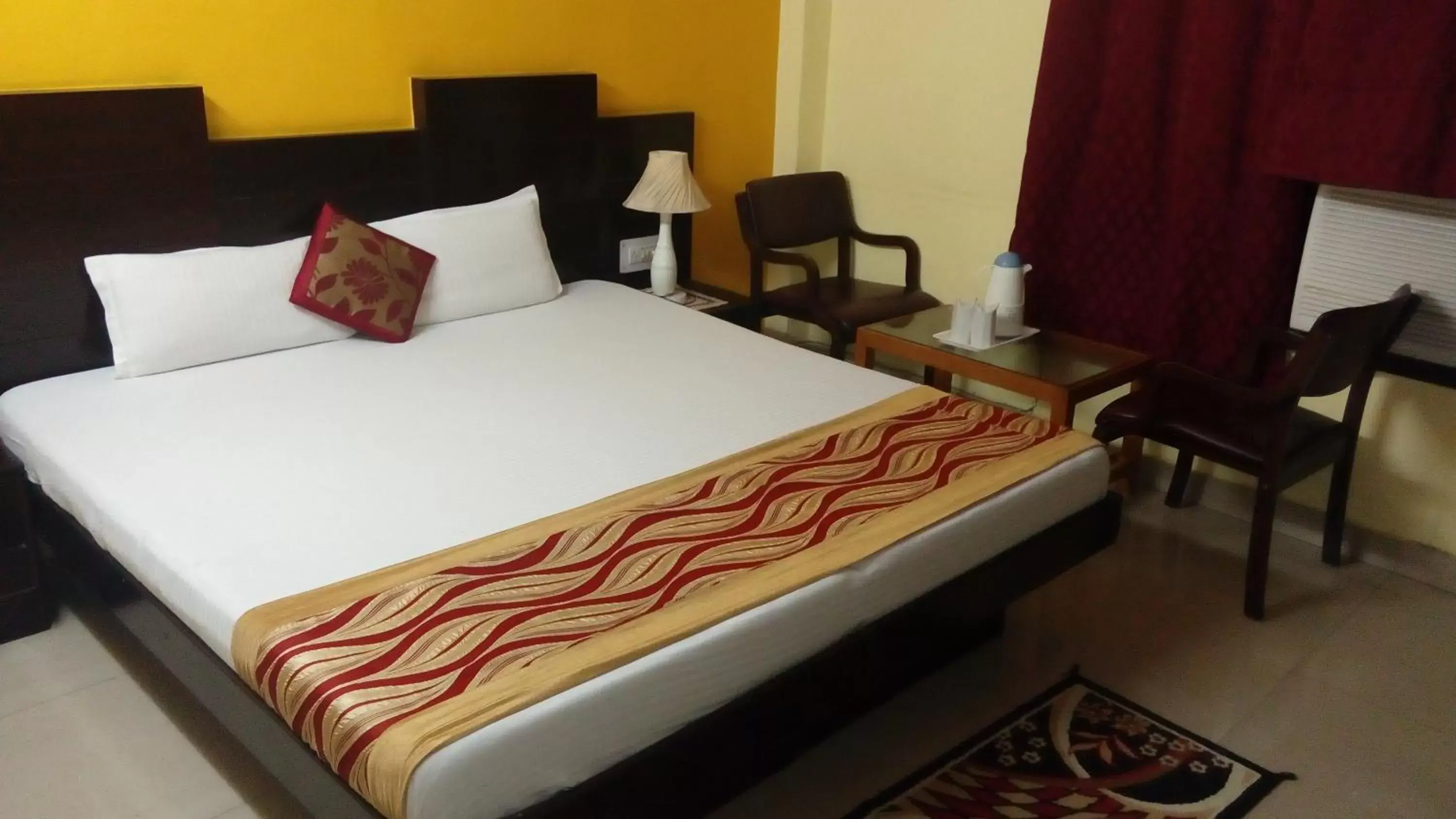 Bedroom, Bed in Hotel Su Shree Continental 5 Minutes Walk From New Delhi Railway Station