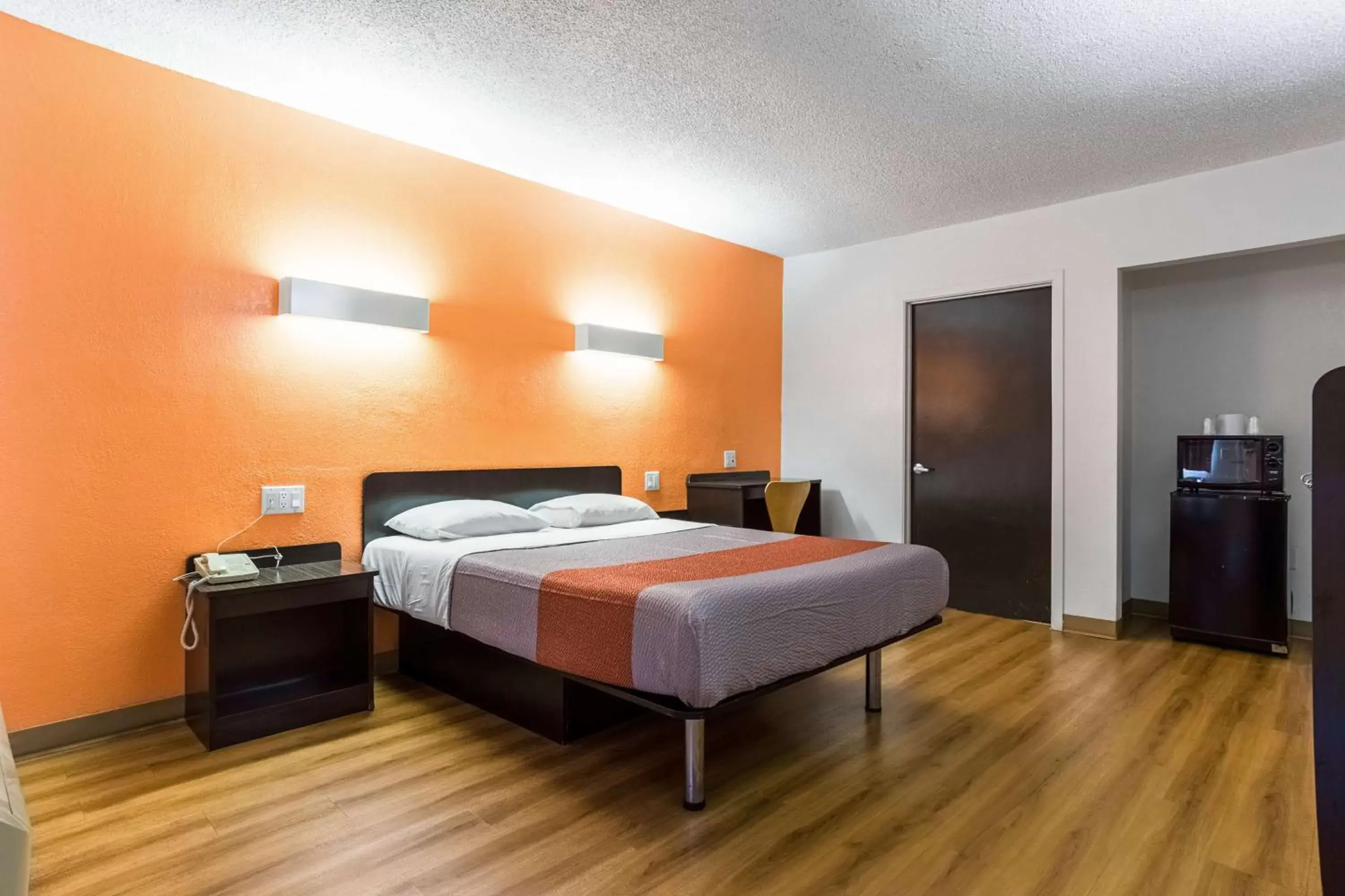 Bedroom, Bed in Motel 6-Long Beach, CA - International City
