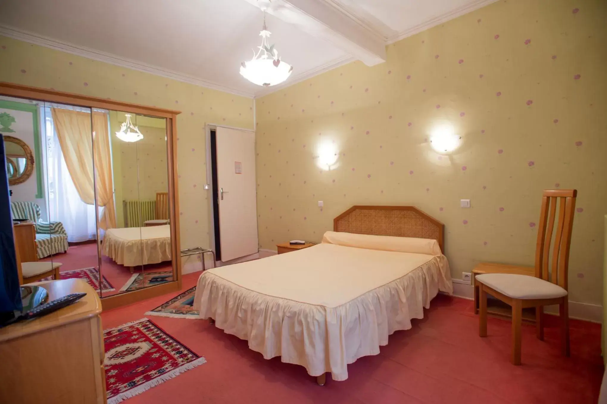 Bedroom, Bed in Hôtel Saint Vincent