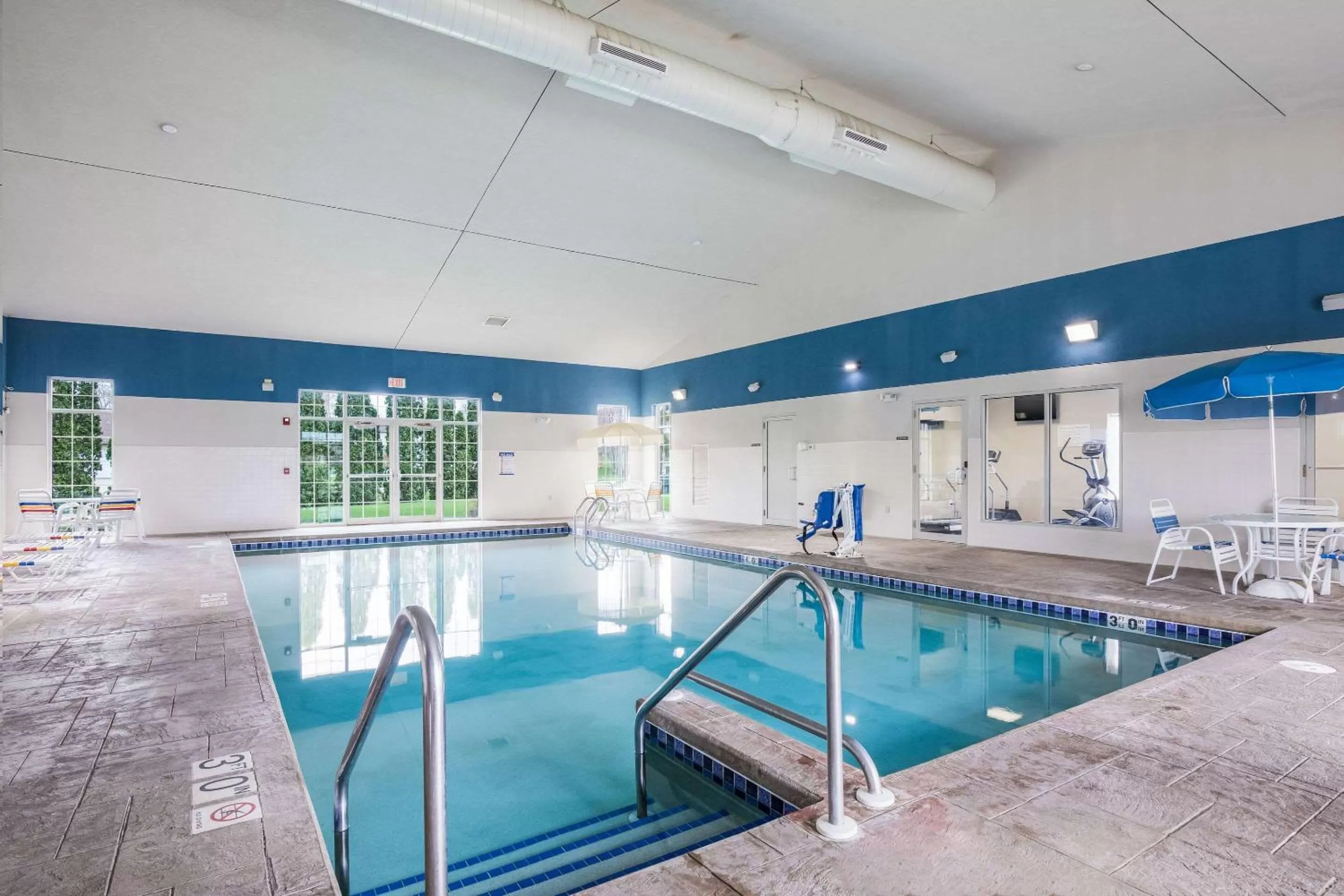 Swimming pool in Quality Inn & Suites Lodi I-90