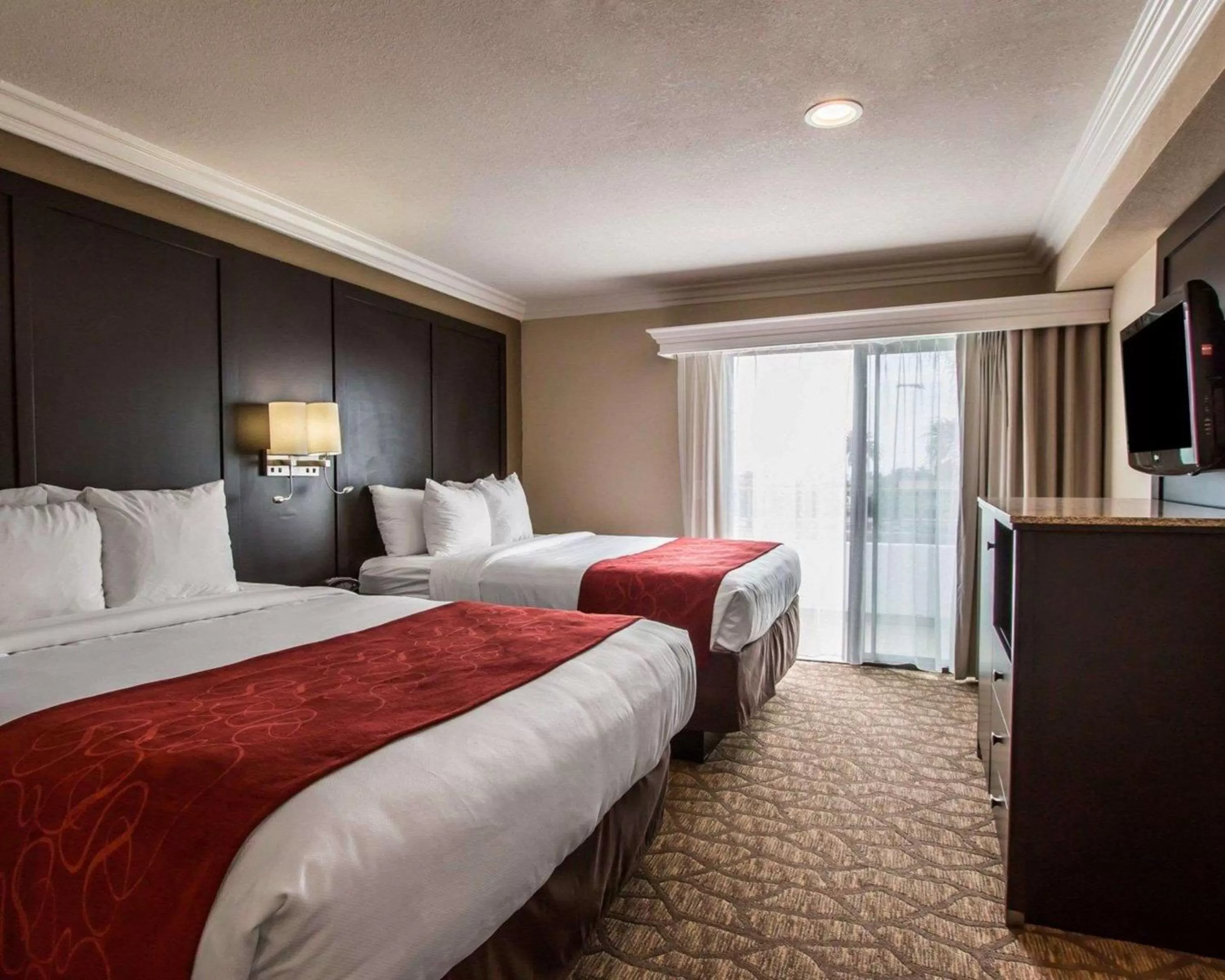 Photo of the whole room, Bed in Comfort Suites San Clemente Beach