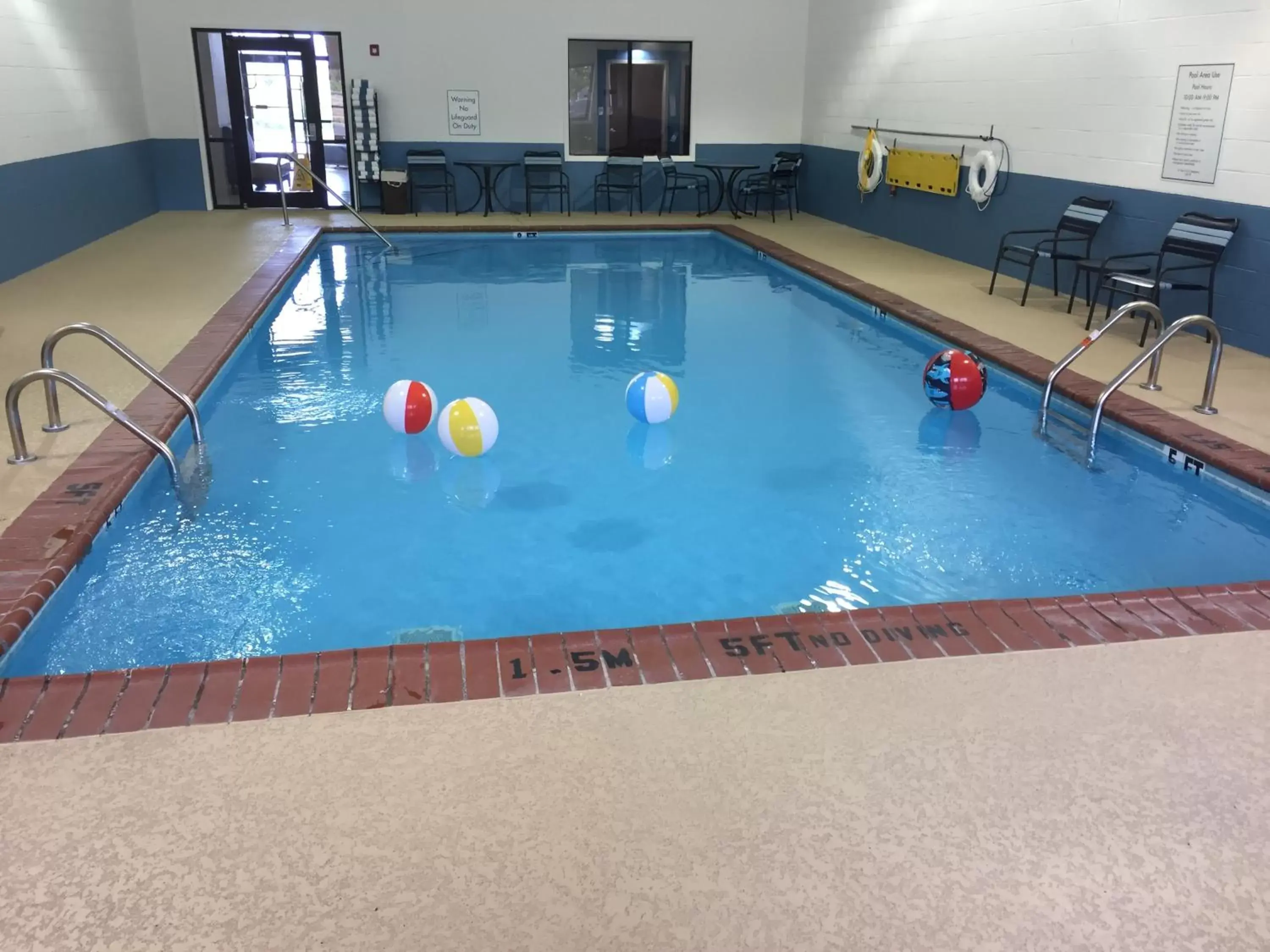 Swimming Pool in Quality Inn