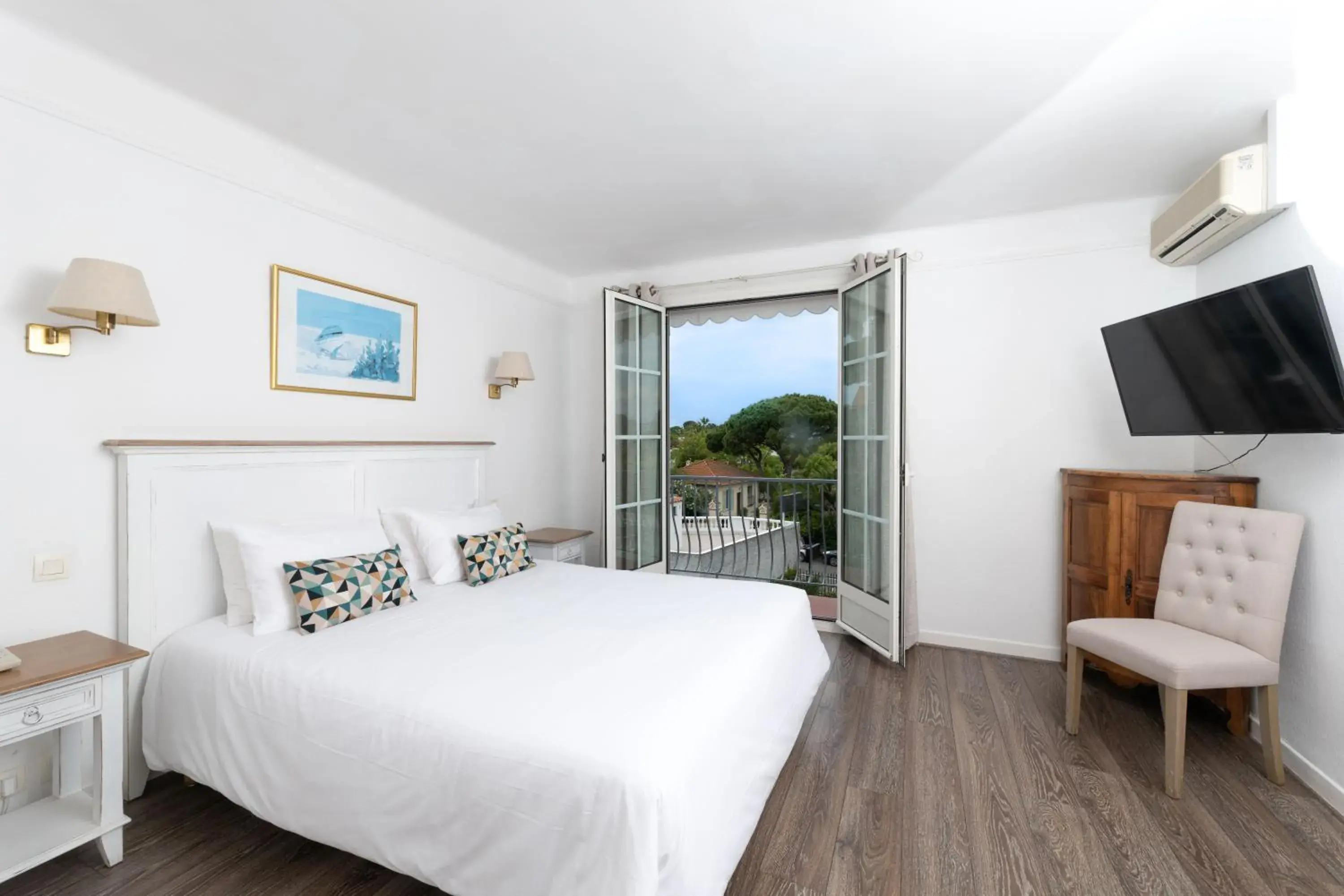Bedroom, Bed in Hôtel Beau Site - Cap d'Antibes