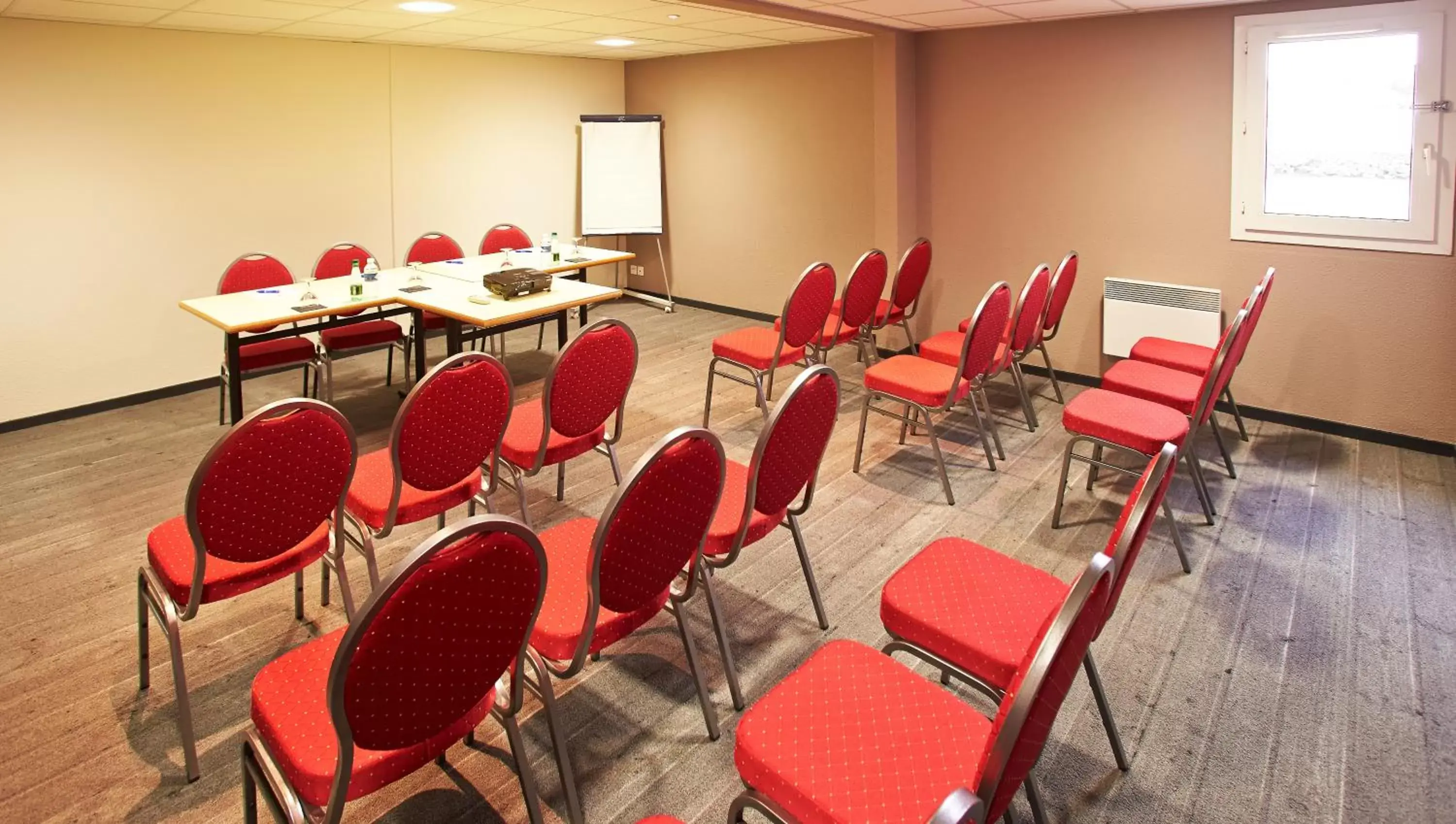 Business facilities in Ibis Auray