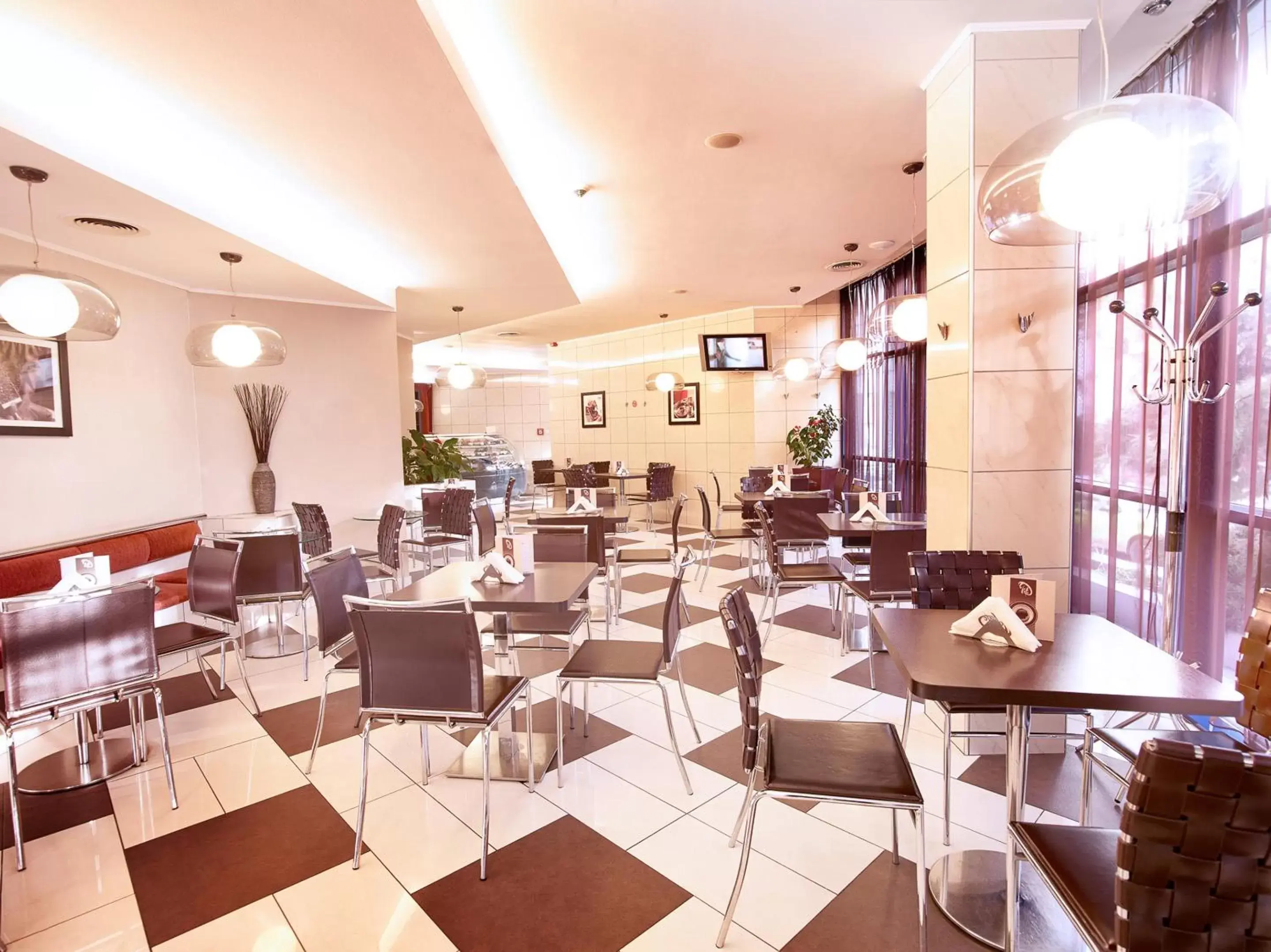 Food and drinks, Restaurant/Places to Eat in Continental Forum Arad
