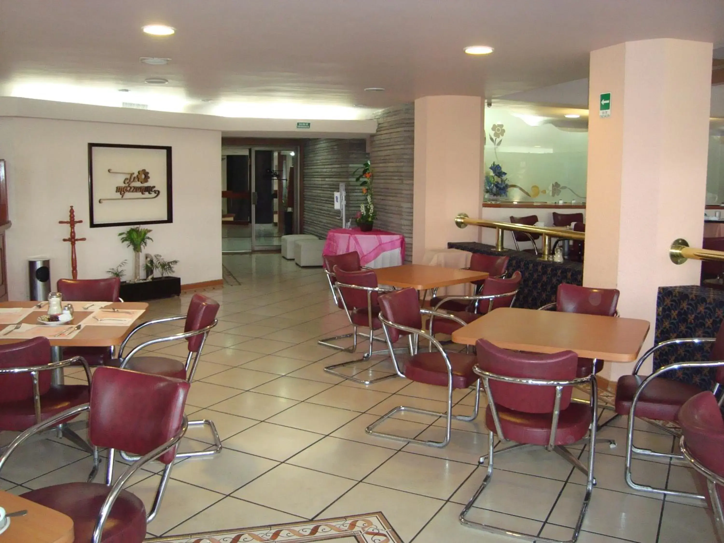 Restaurant/Places to Eat in Hotel Real Plaza