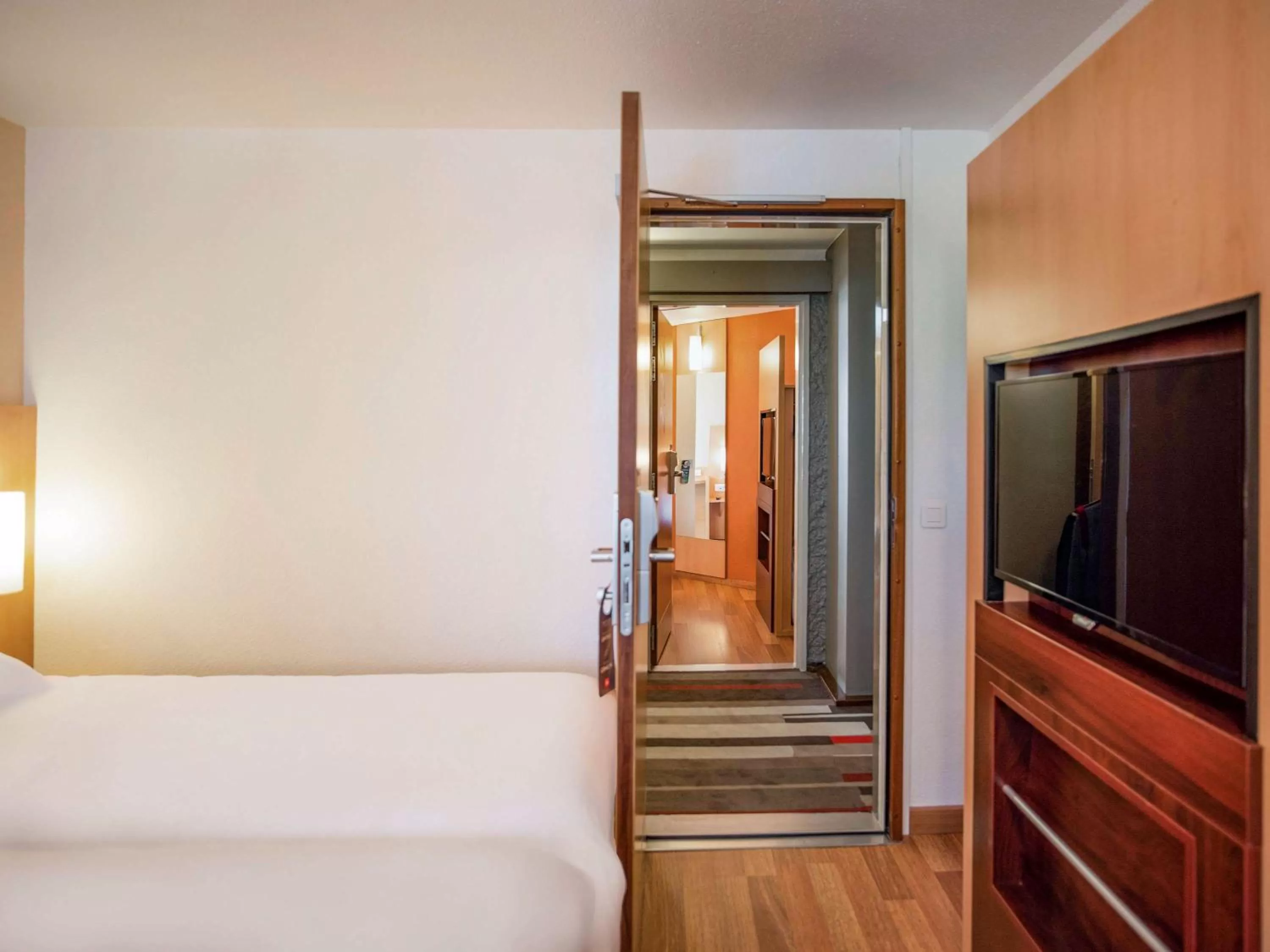 Photo of the whole room, Bed in ibis Tours Centre Gare